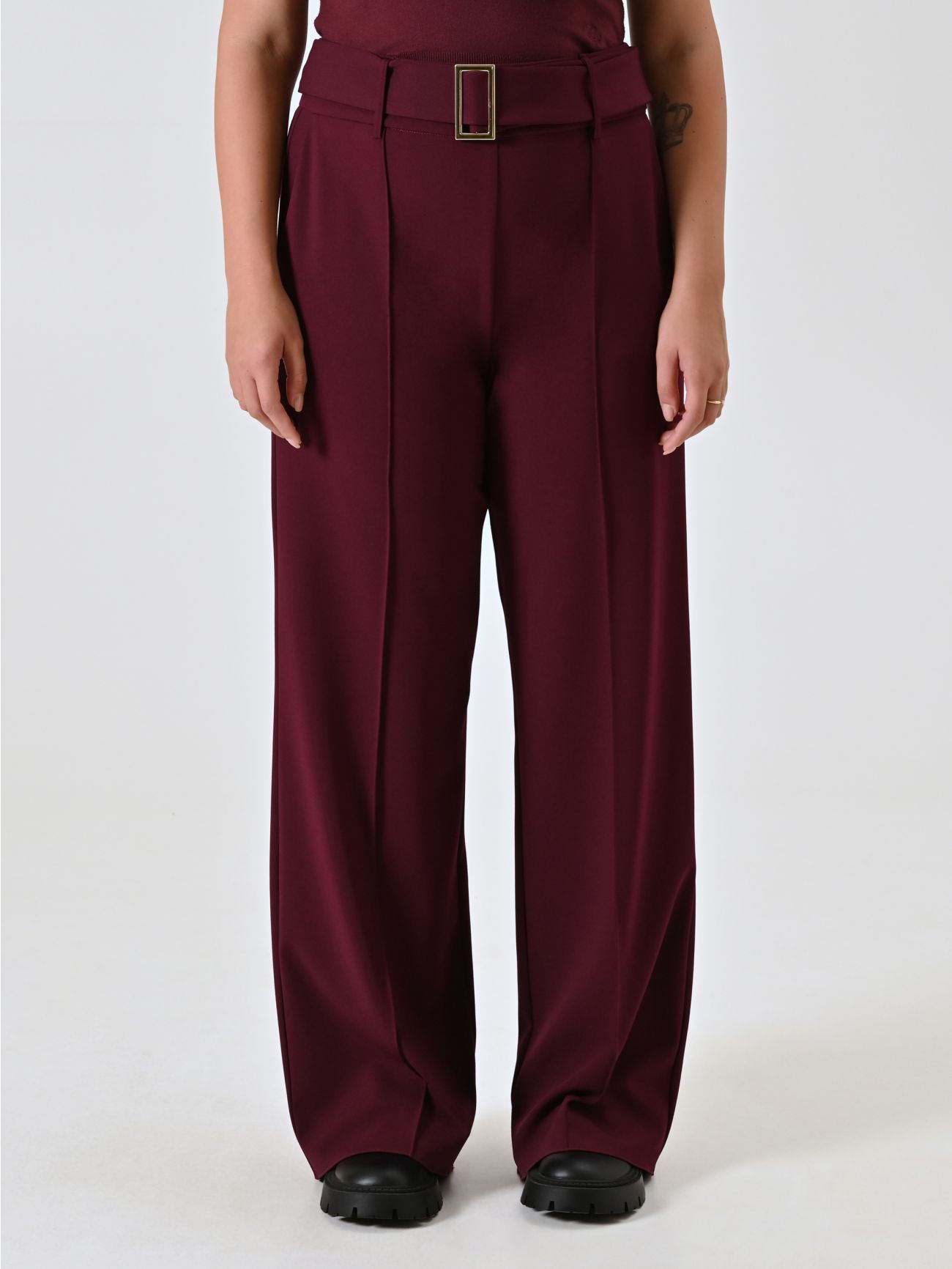 Pantalón curvy burdeos con hebilla det_2