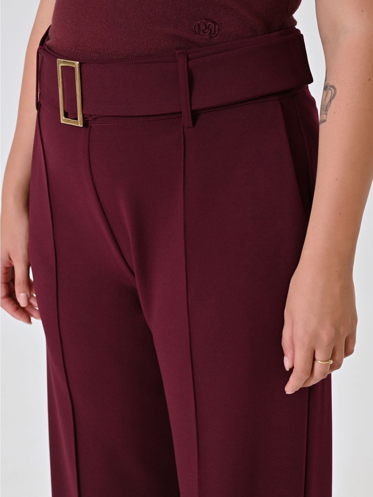 Pantalón curvy burdeos con hebilla in_i5