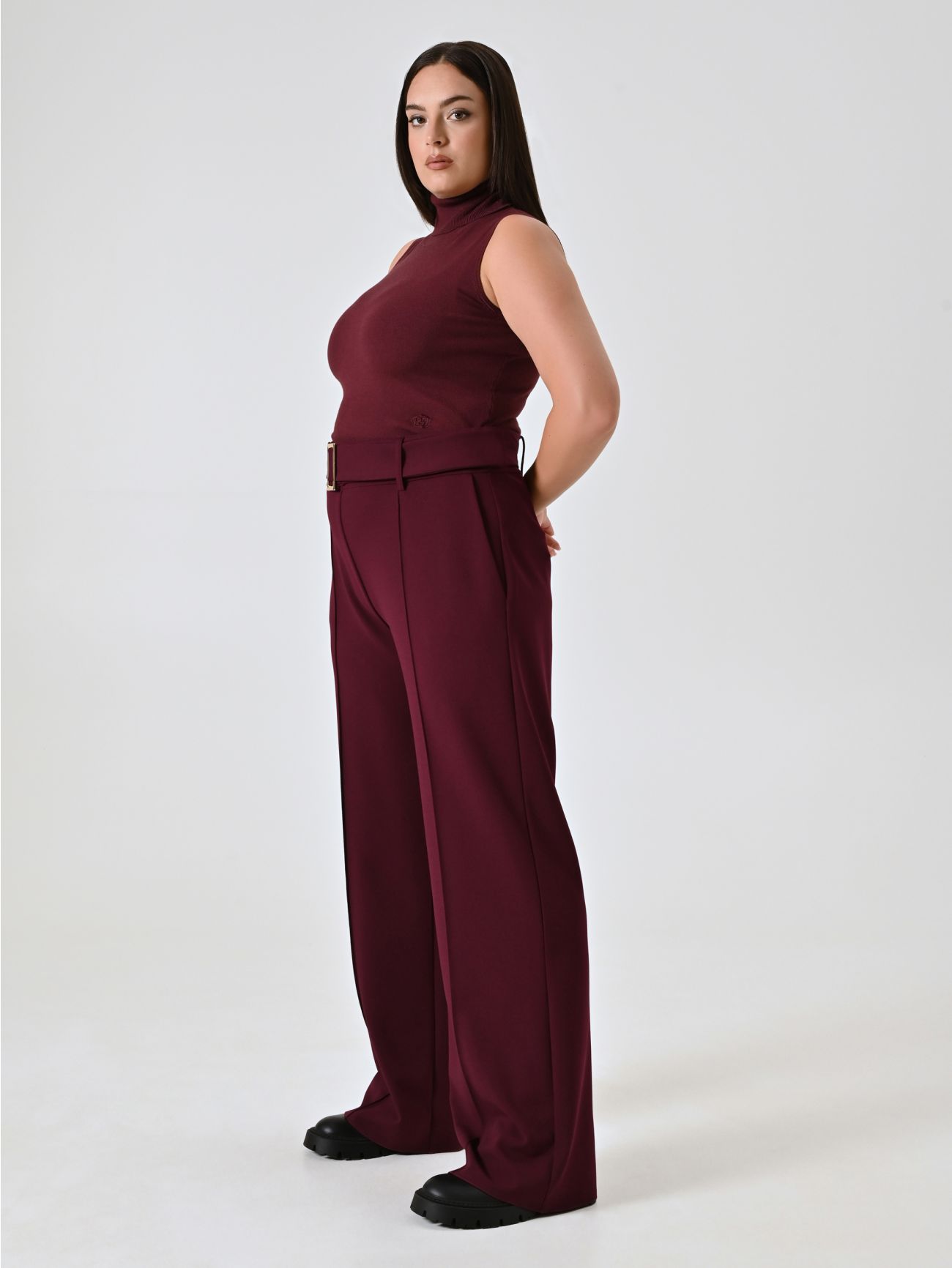 Pantalón curvy burdeos con hebilla in_i7