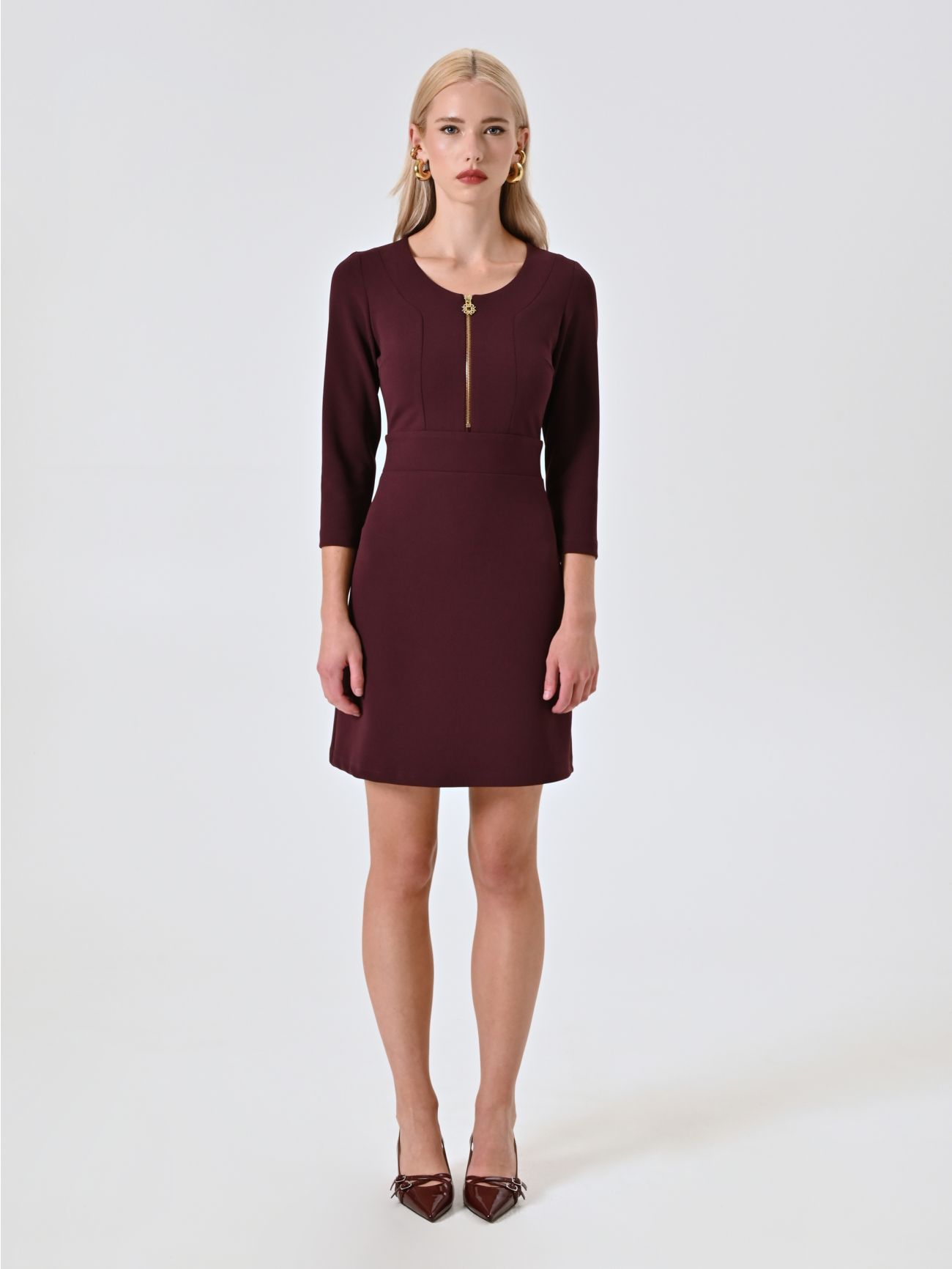 Kleid in Bordeaux mit Reißverschluss aus Scuba-Handkreppstoff det_1