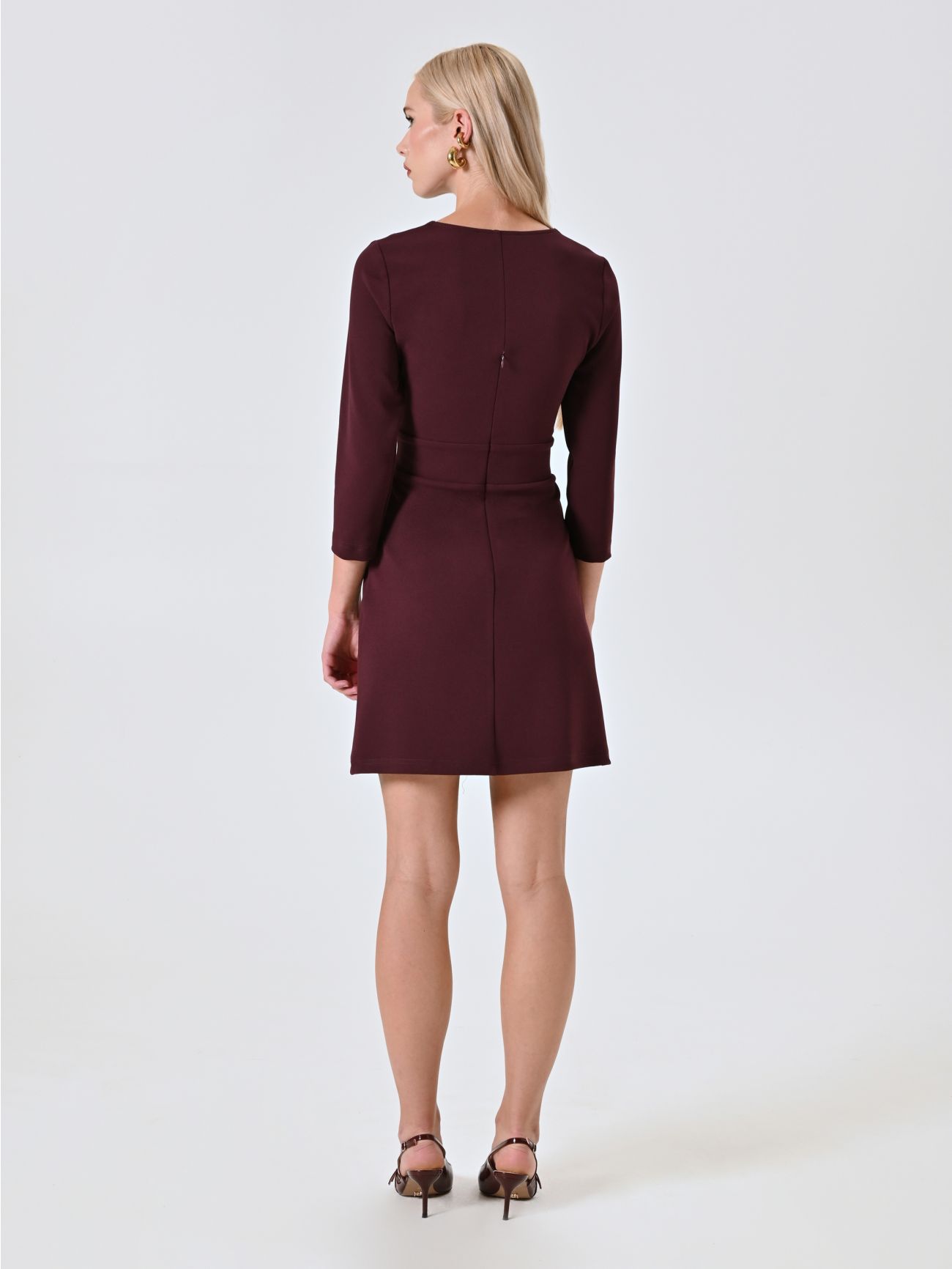 Kleid in Bordeaux mit Reißverschluss aus Scuba-Handkreppstoff det_3