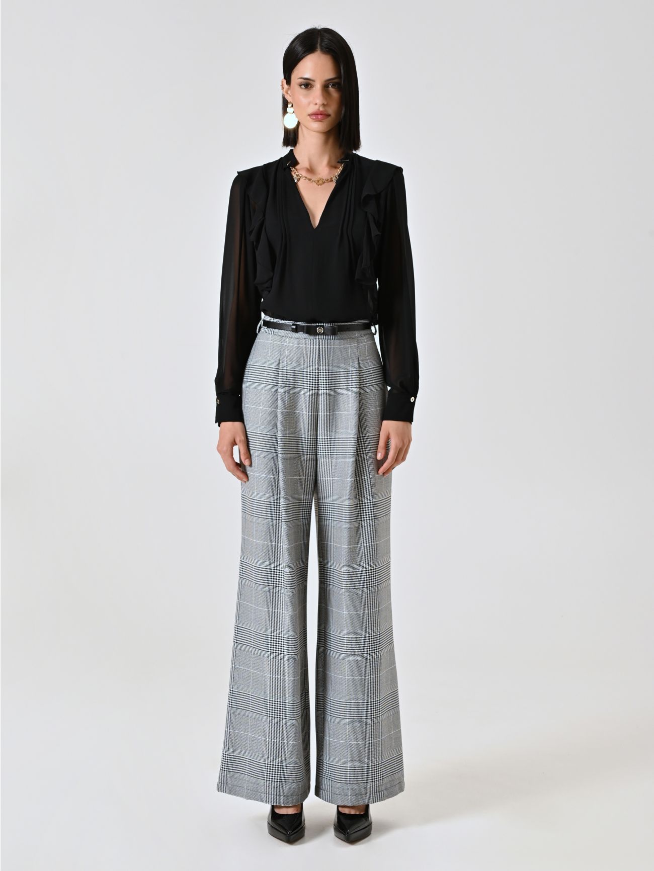 Bluse in Schwarz mit Rüschen und Goldkette det_1