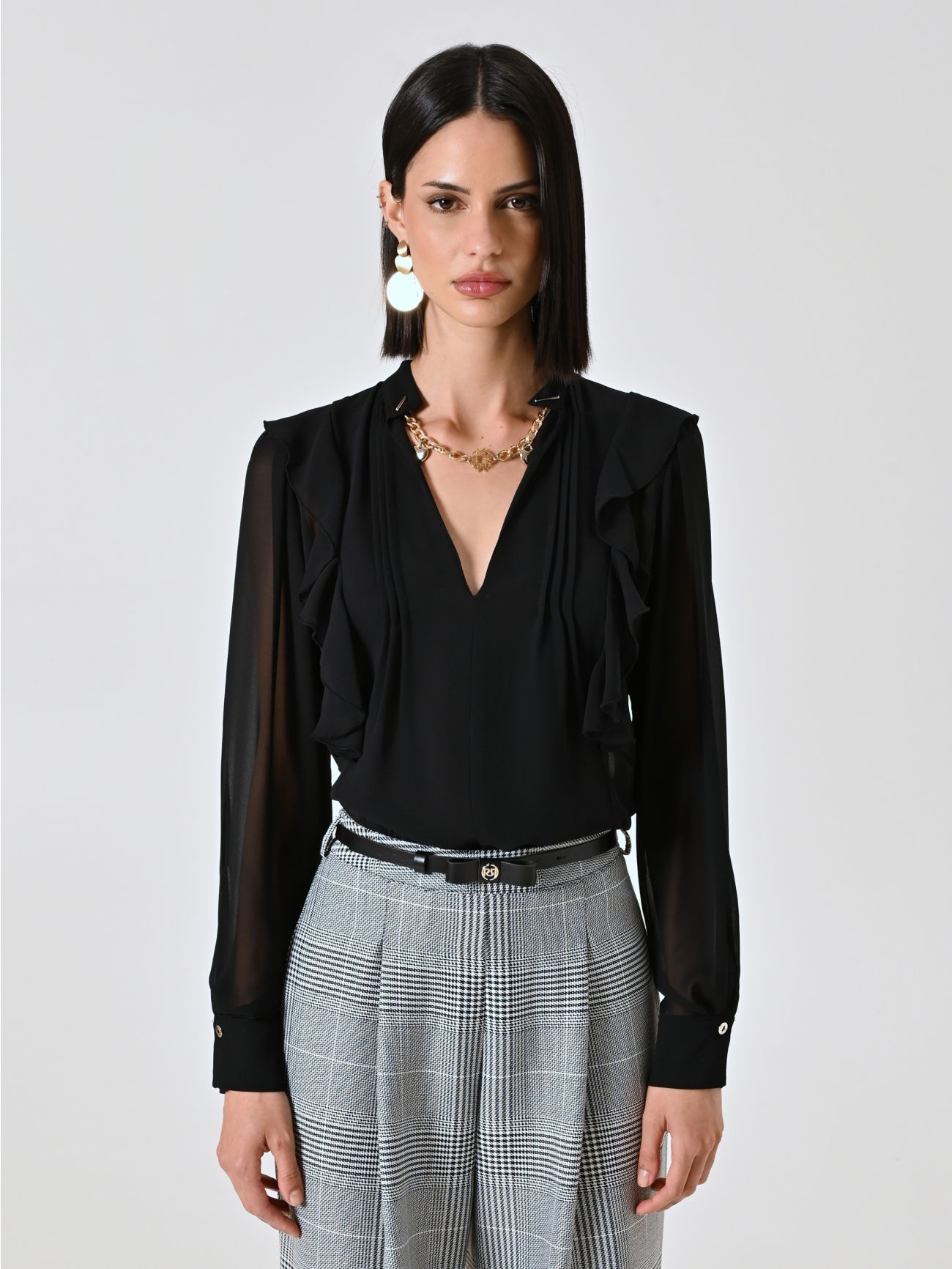Bluse in Schwarz mit Rüschen und Goldkette det_2