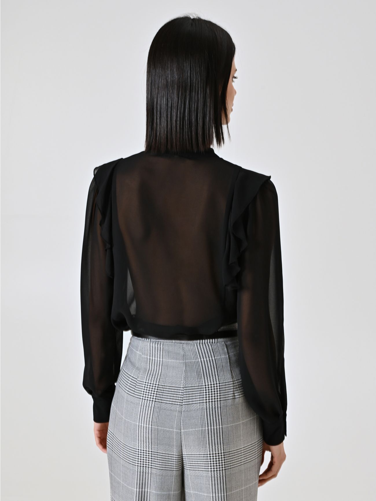 Bluse in Schwarz mit Rüschen und Goldkette det_3