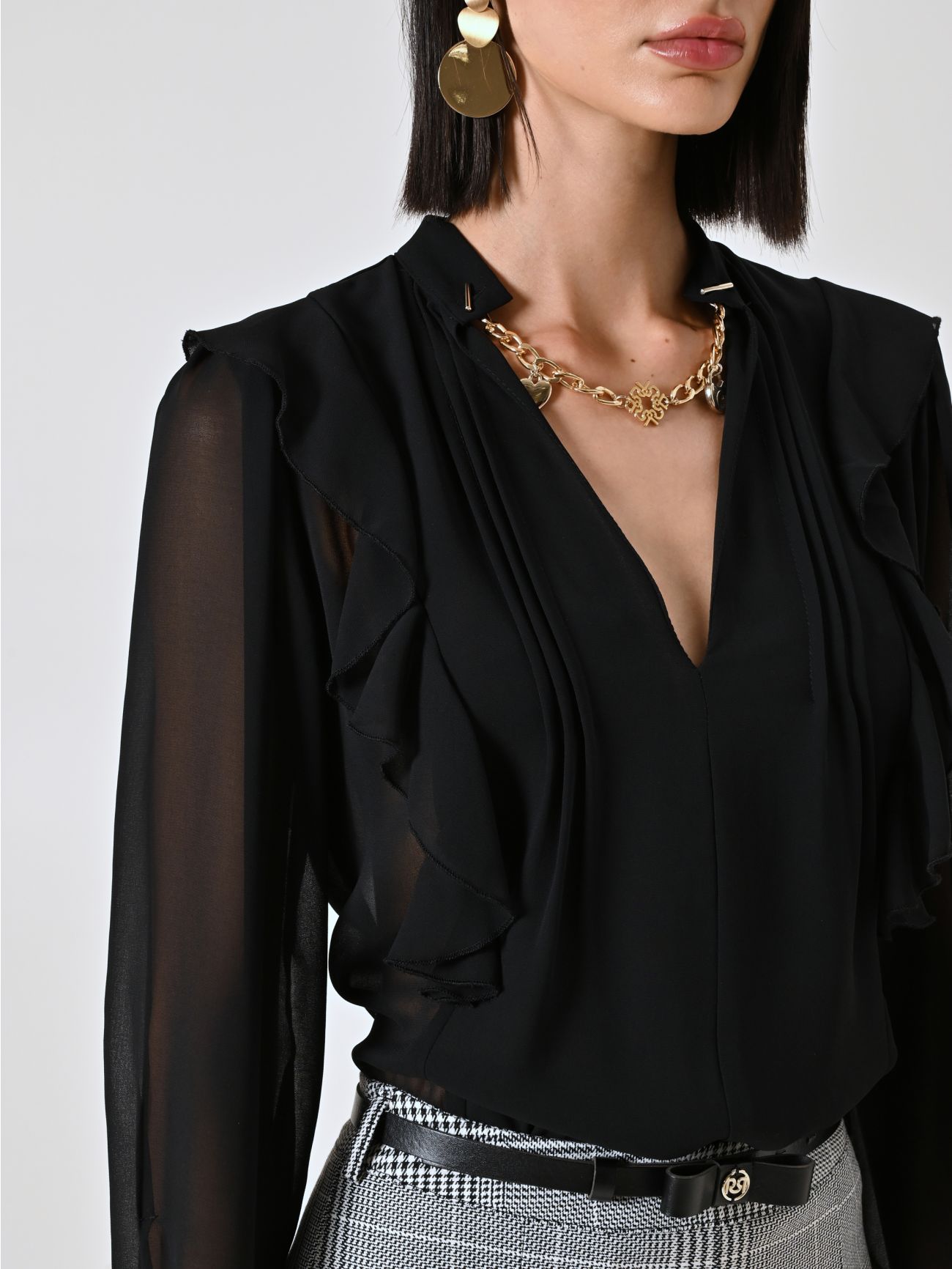 Bluse in Schwarz mit Rüschen und Goldkette in_i5