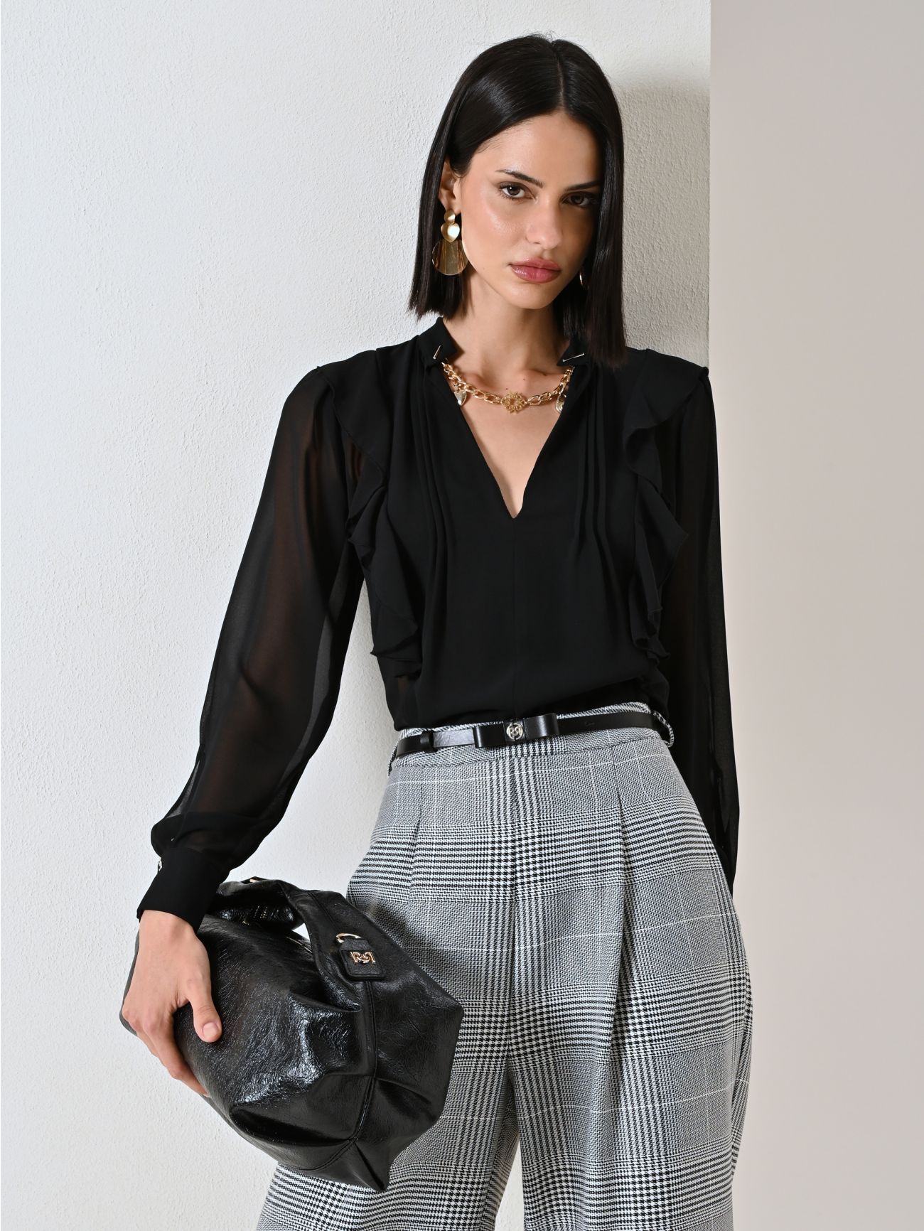 Bluse in Schwarz mit Rüschen und Goldkette sp_e1