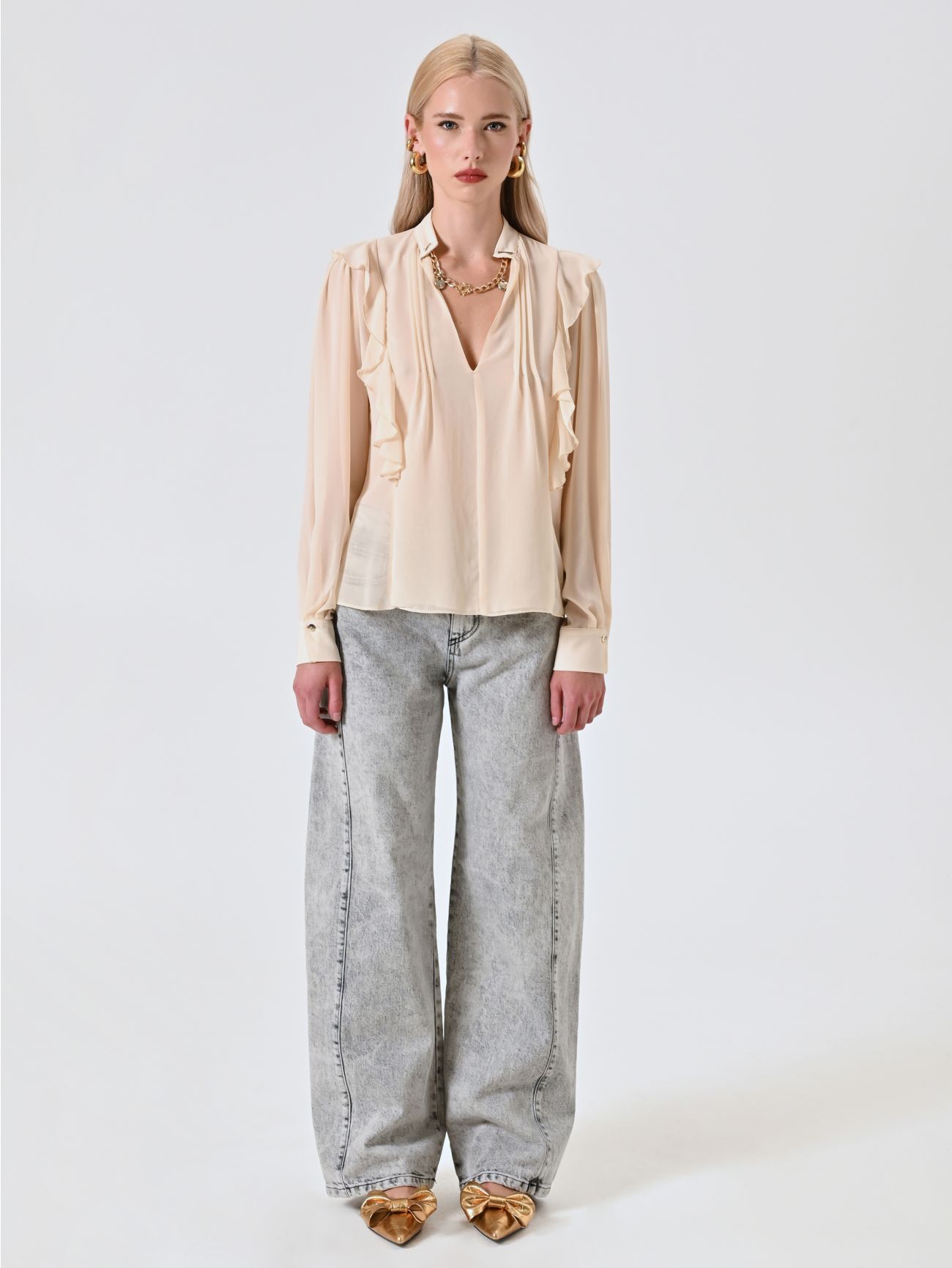 Bluse in Hellbeige mit Rüschen und Goldkette det_1