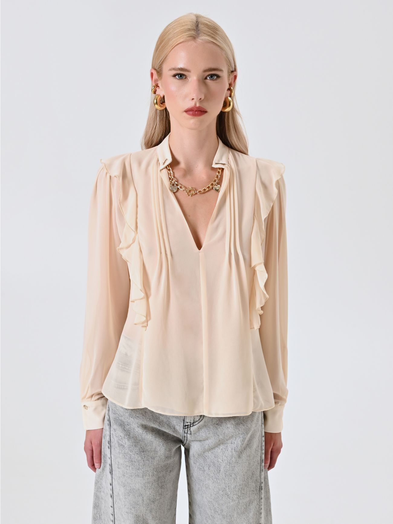 Bluse in Hellbeige mit Rüschen und Goldkette det_2