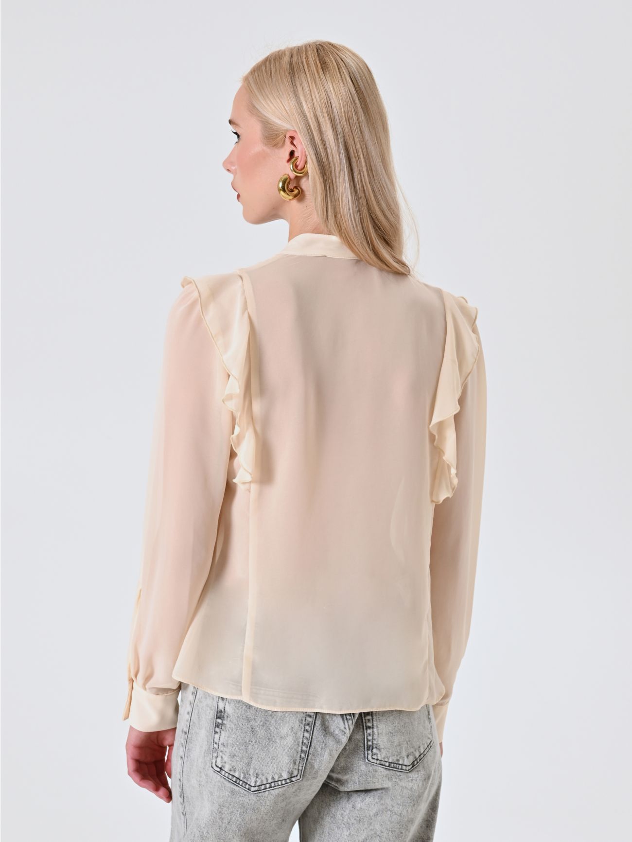 Bluse in Hellbeige mit Rüschen und Goldkette det_3
