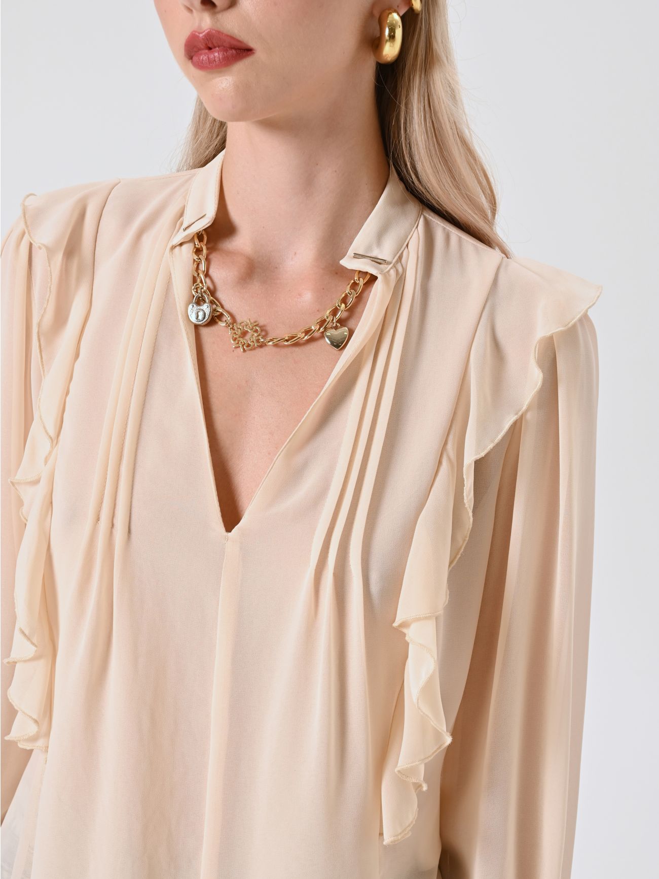 Bluse in Hellbeige mit Rüschen und Goldkette in_i5