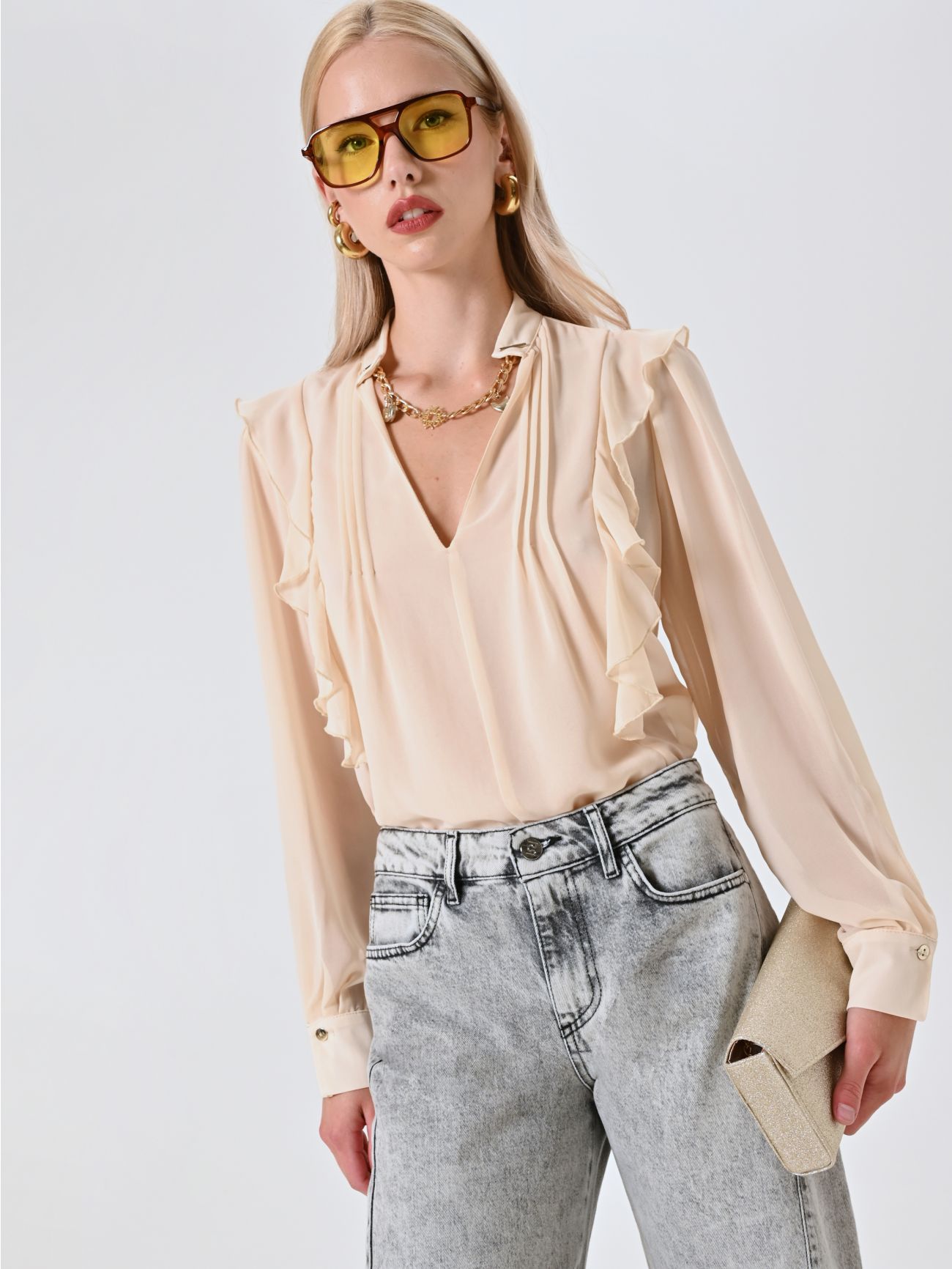 Bluse in Hellbeige mit Rüschen und Goldkette in_i7