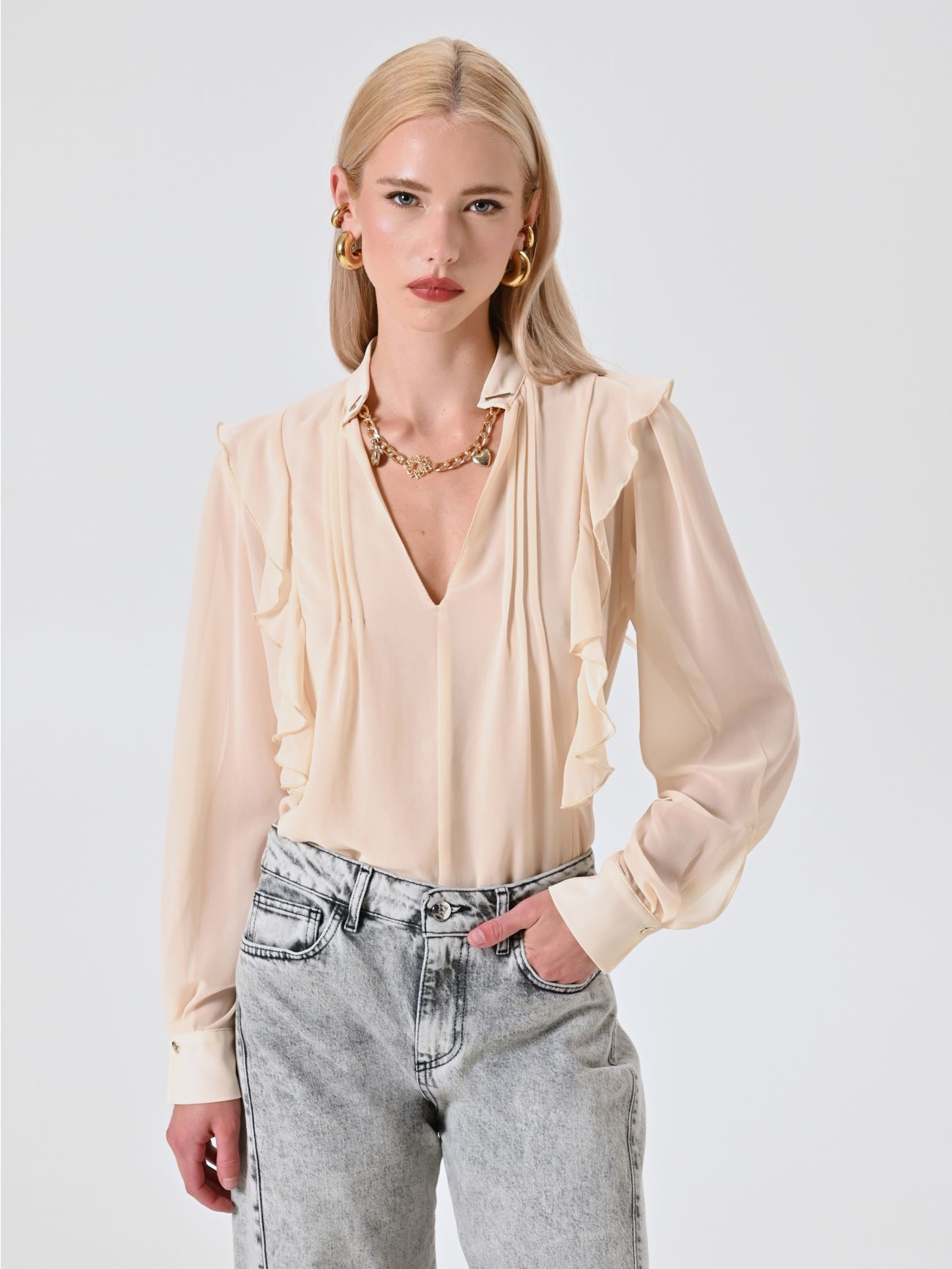 Bluse in Hellbeige mit Rüschen und Goldkette sp_e1