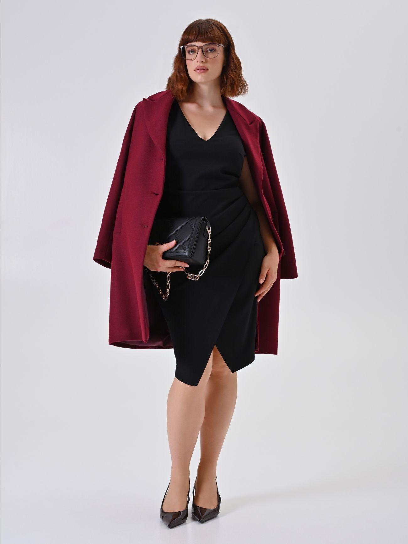 Vestido tubo curvy negro con drapeado  Rinascimento