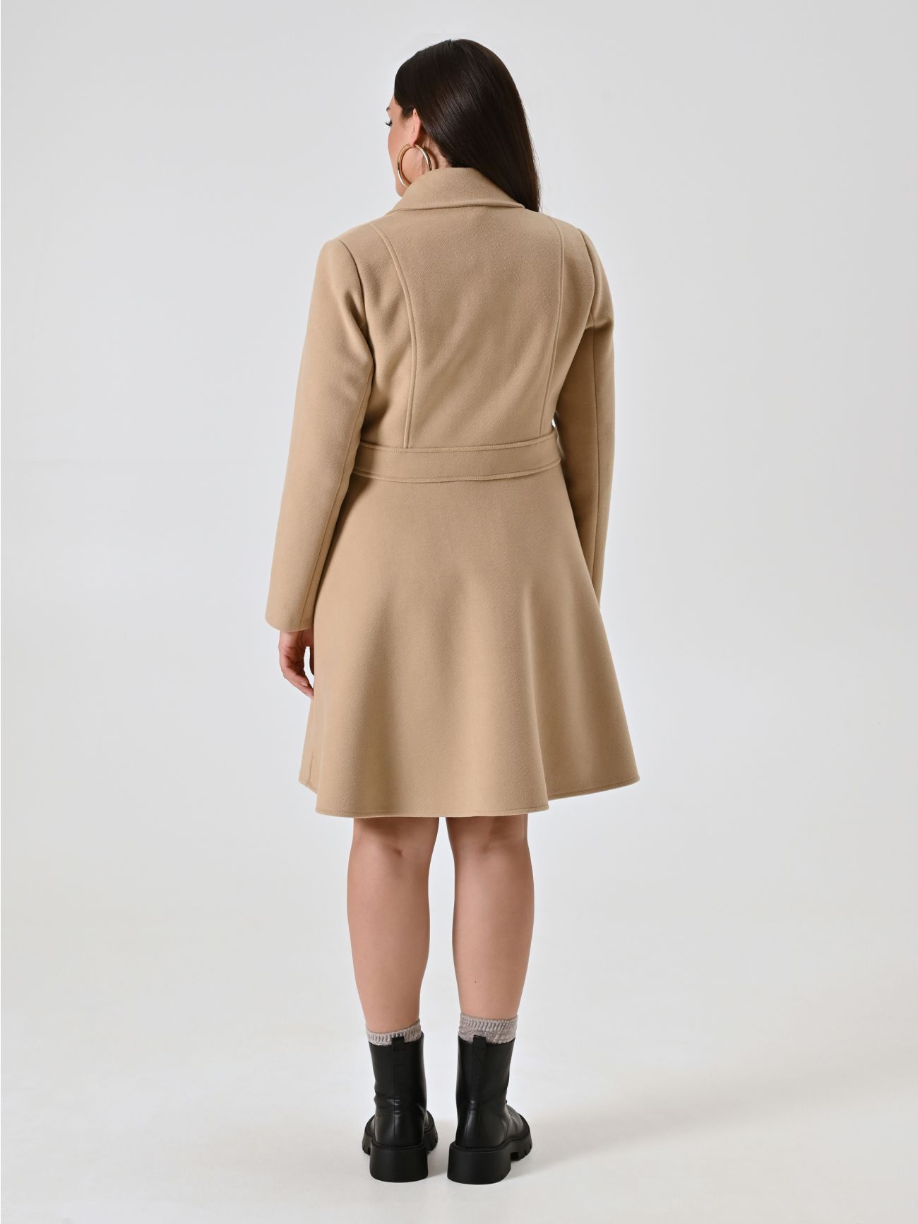 Abrigo curvy camel det_3