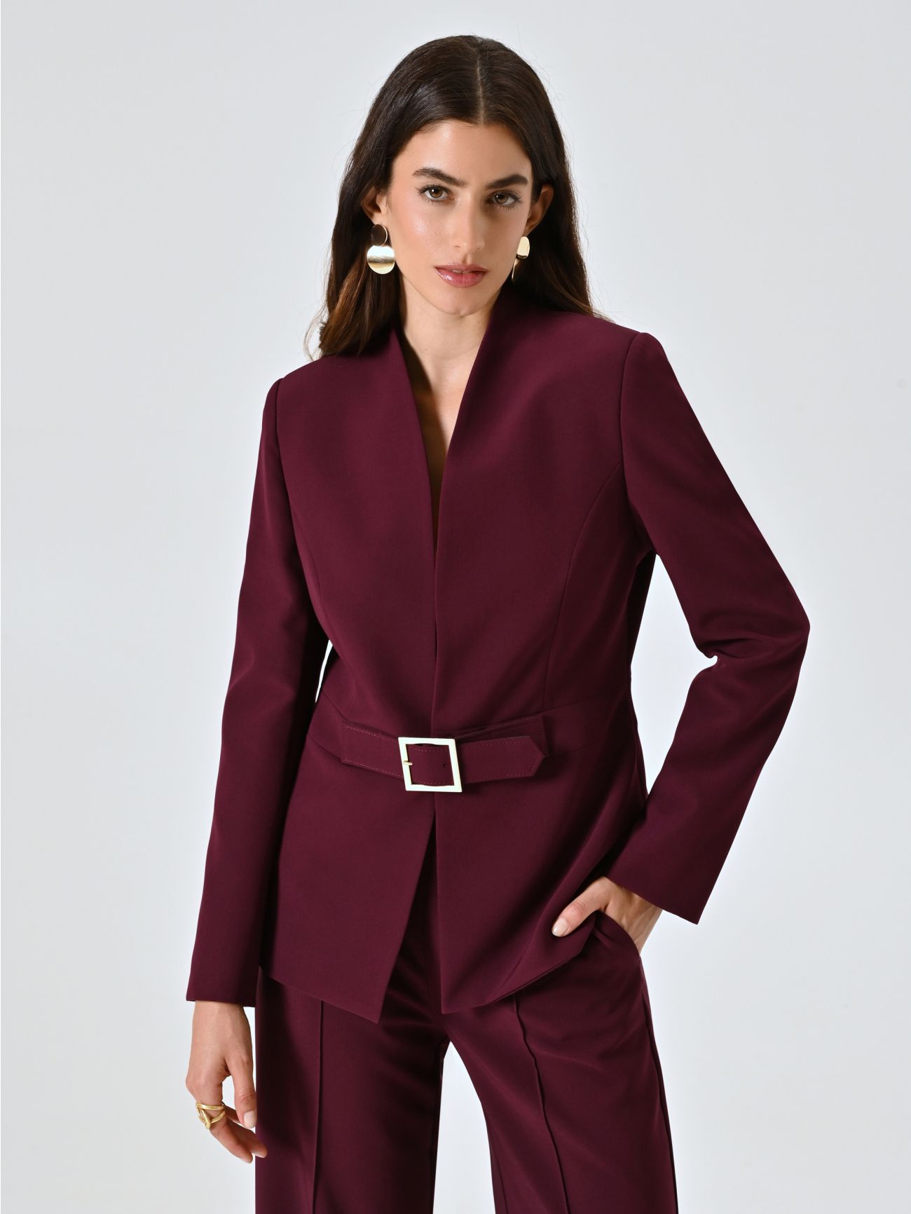 Veste bordeaux en tissu technique avec boucle géométrique in_i7
