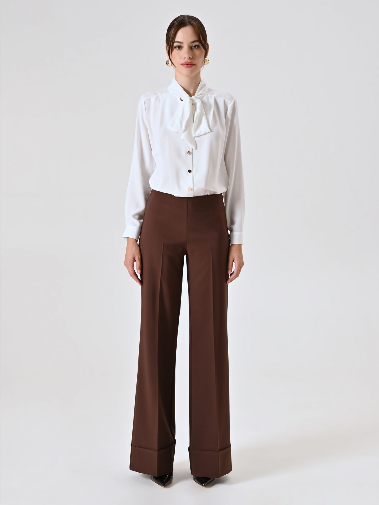 Pantaloni Marrone Cioccolato Ampi con Maxi Risvolto in Tessuto Tecnico det_1