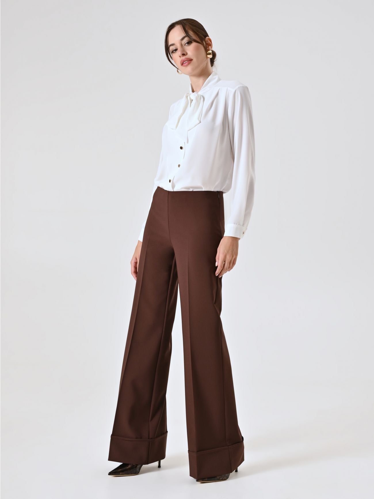 Pantaloni Marrone Cioccolato Ampi con Maxi Risvolto in Tessuto Tecnico in_i7