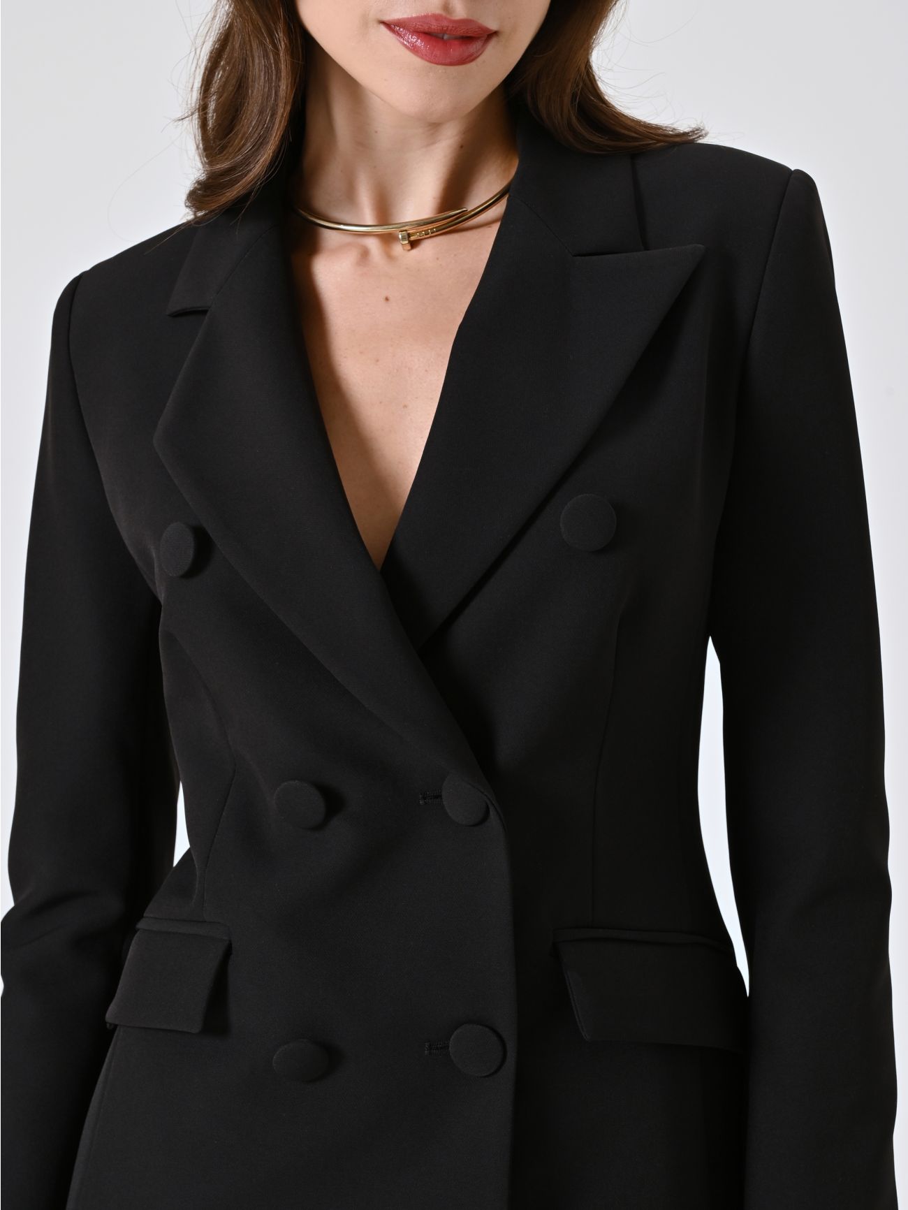 Chaqueta cruzada negra con botones revestidos in_i5