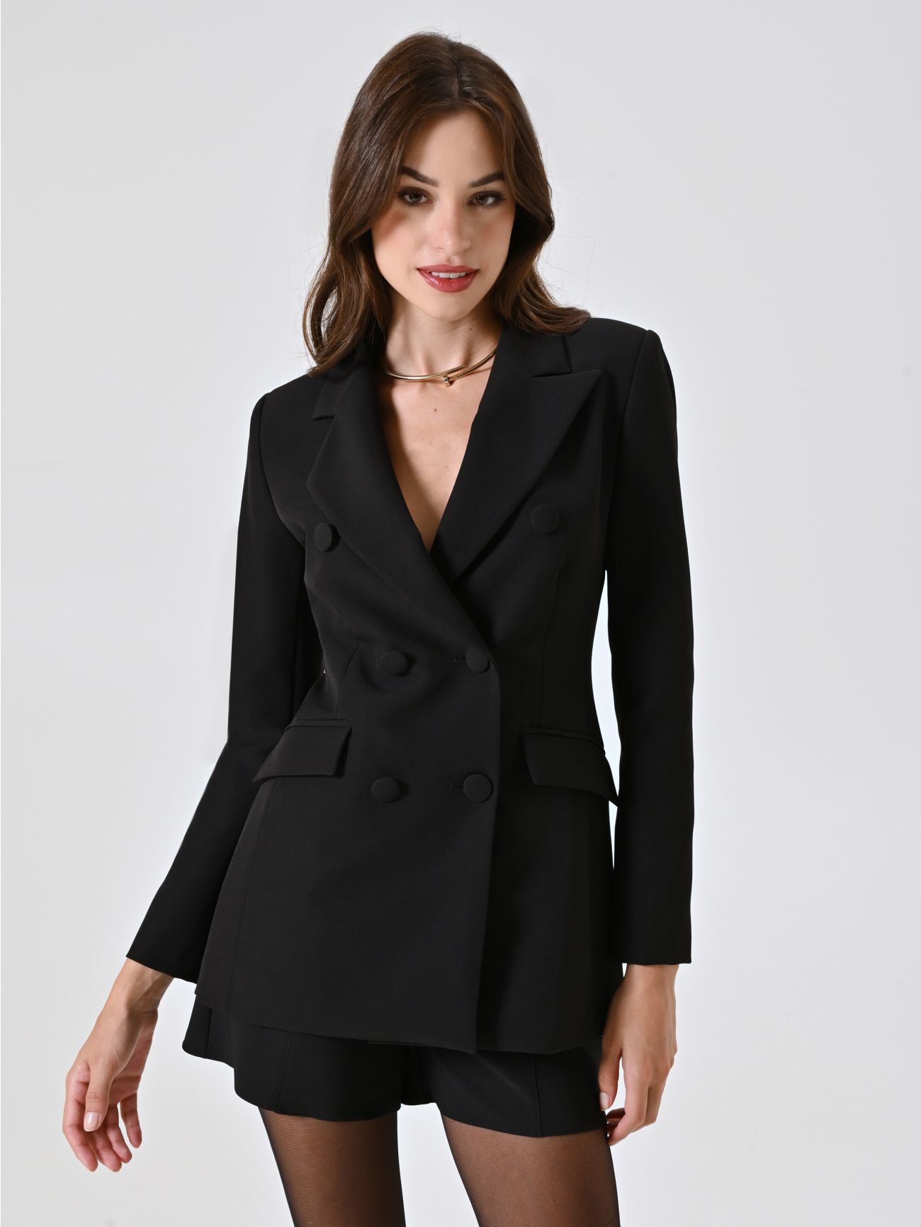Chaqueta cruzada negra con botones revestidos in_i7