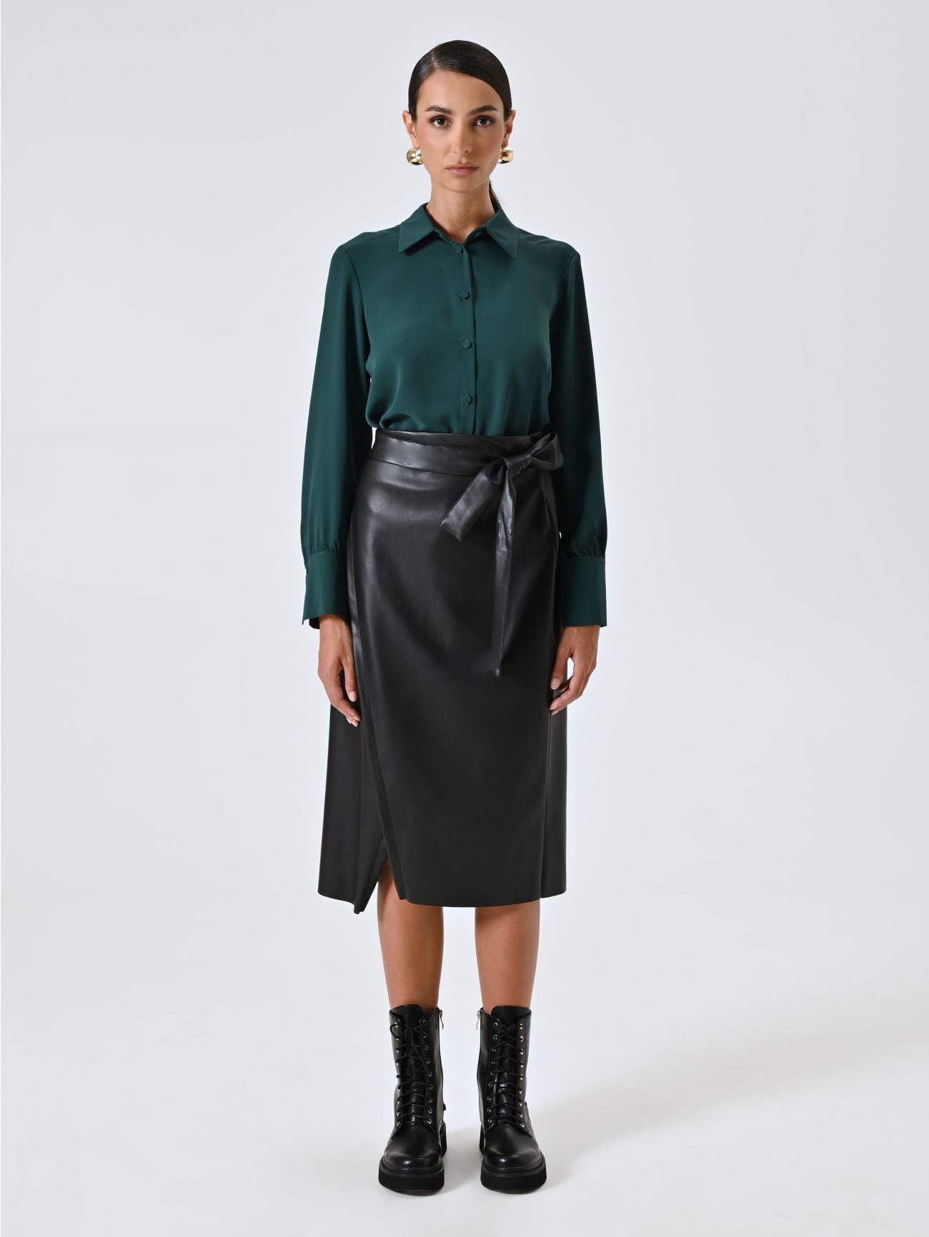 Chemise verte à boutons recouverts det_1