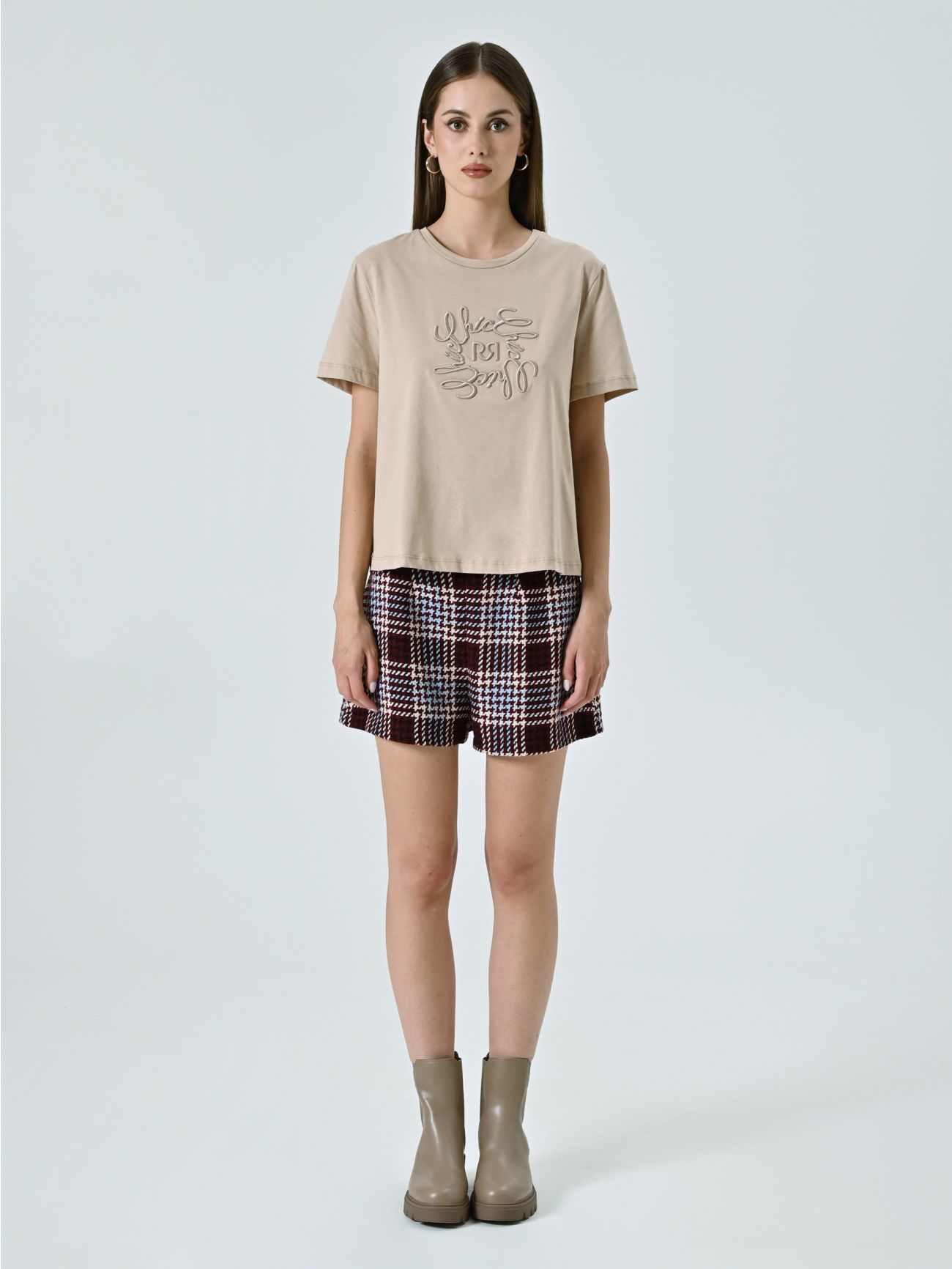 T-Shirt Beige con Ricamo in Rilievo det_1