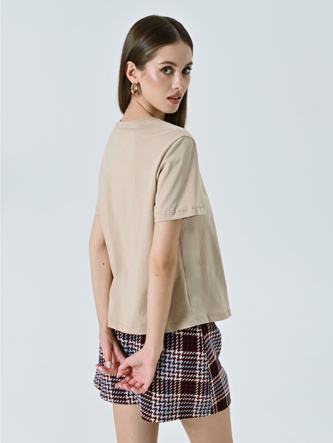 T-Shirt Beige con Ricamo in Rilievo det_3