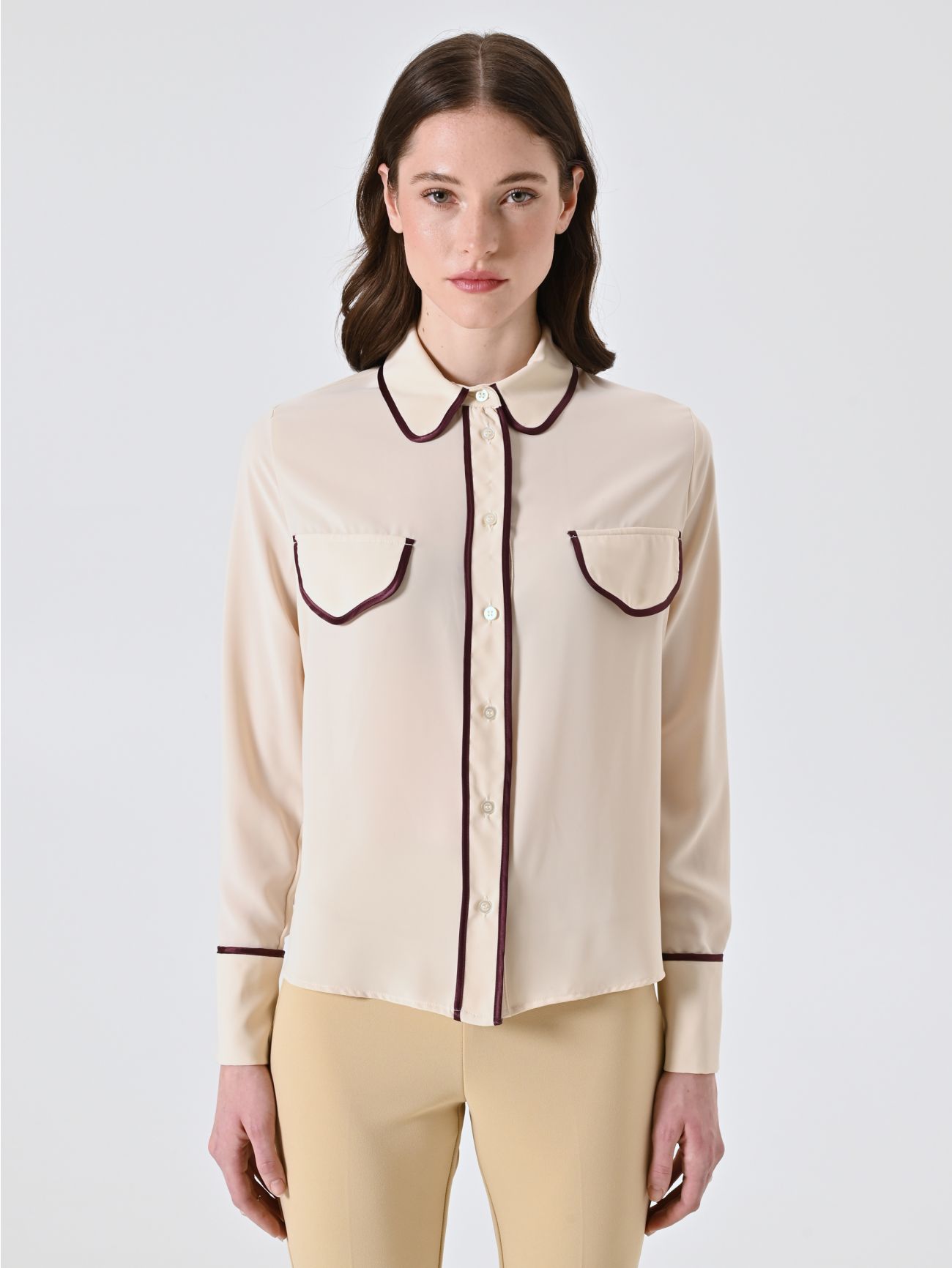 Camisa con ribetes burdeos det_2
