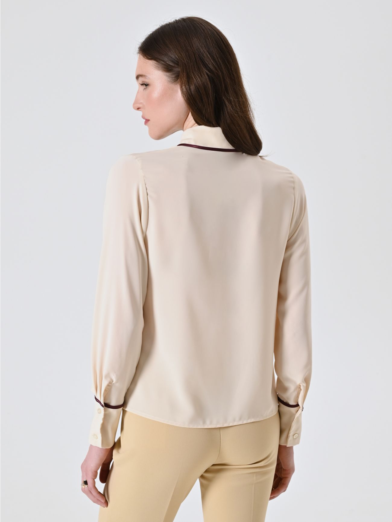Camisa con ribetes burdeos det_3