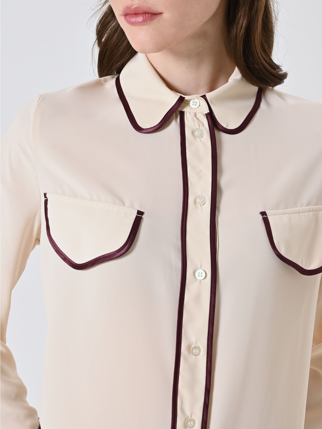 Camisa con ribetes burdeos in_i5