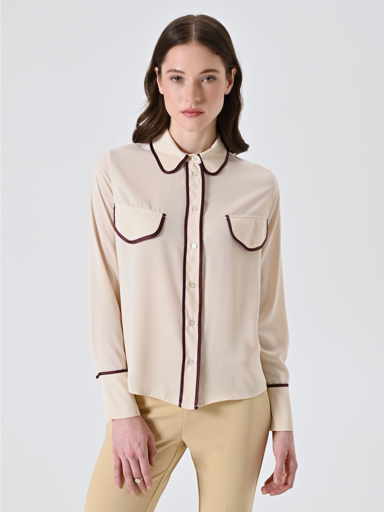 Camisa con ribetes burdeos in_i7