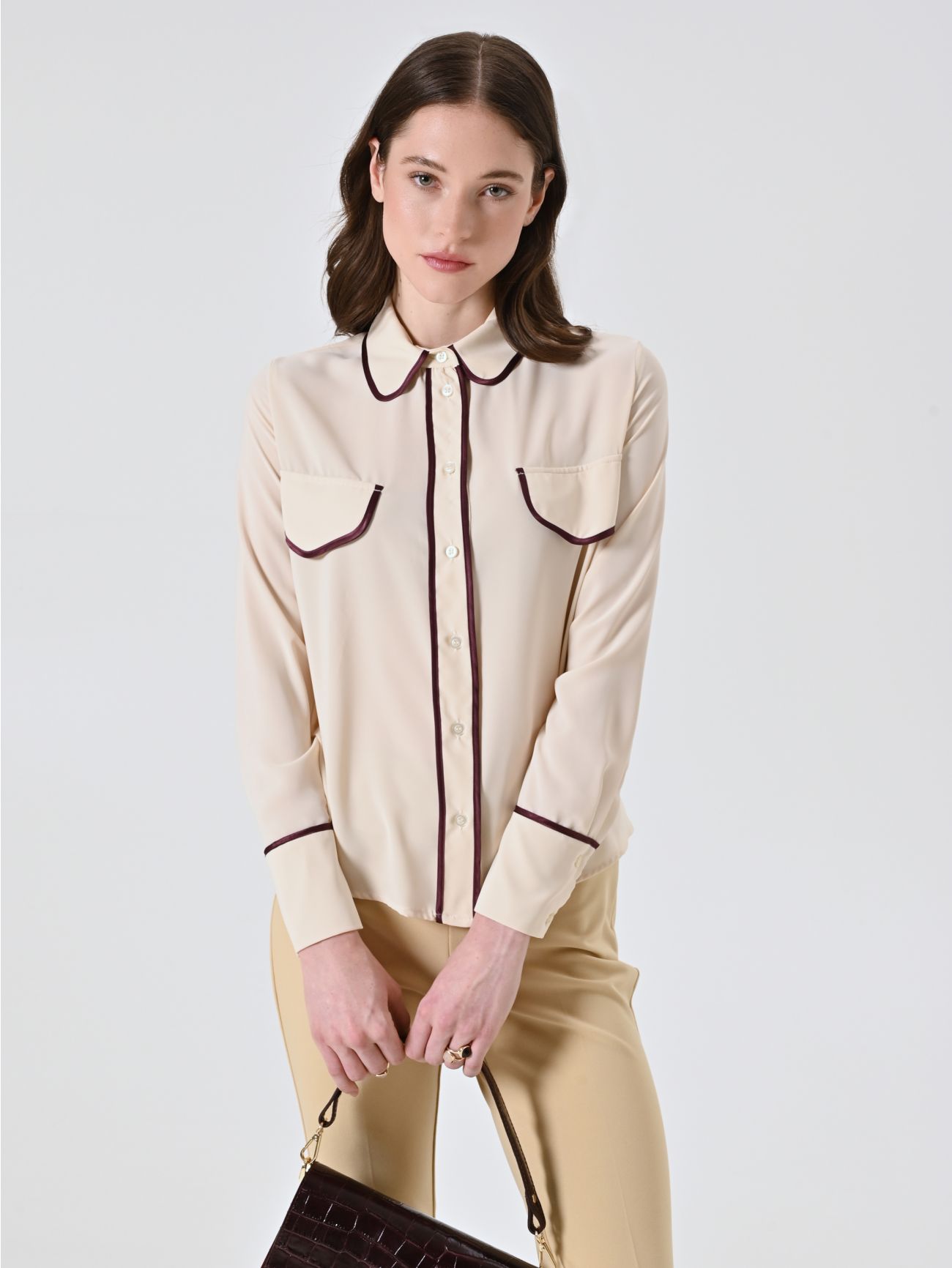 Camisa con ribetes burdeos sp_e1