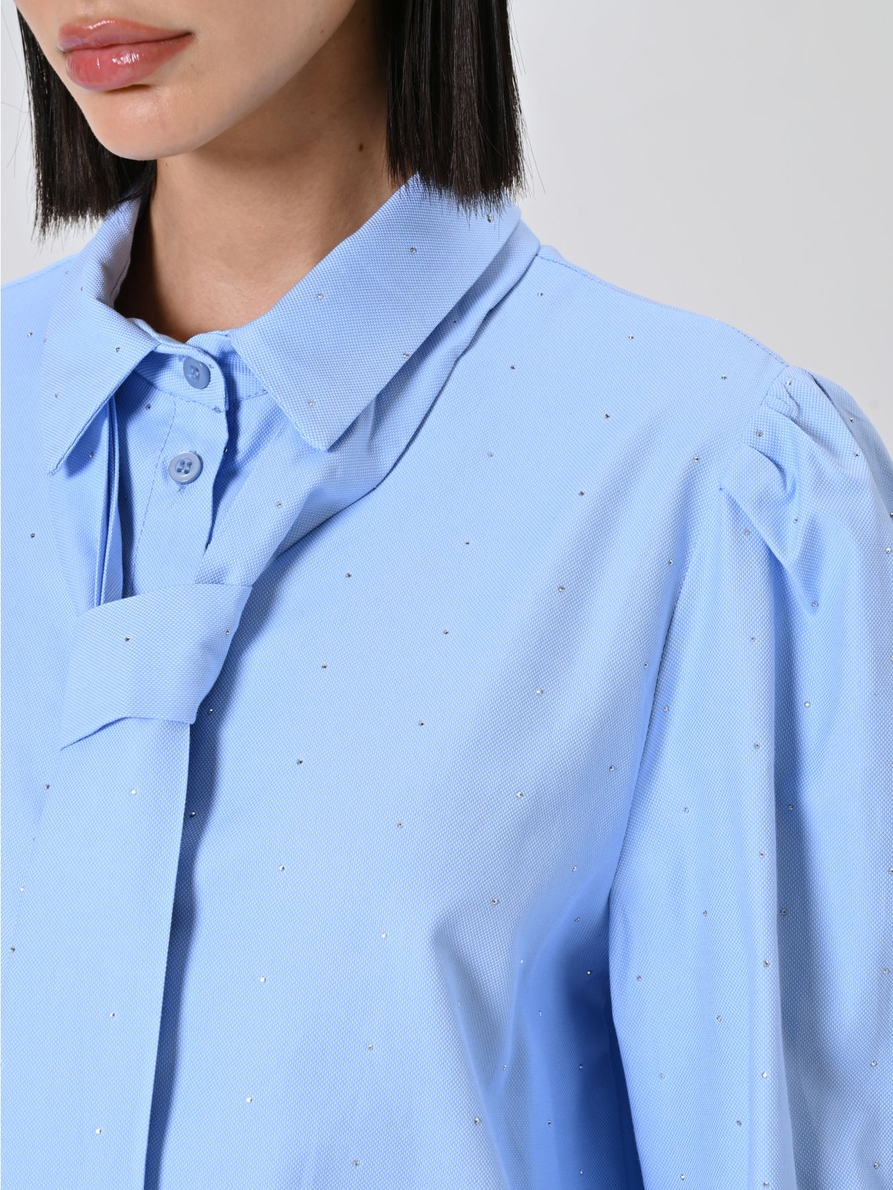 Bluse mit Mikro-Strasssteinen und Schleife in_i5