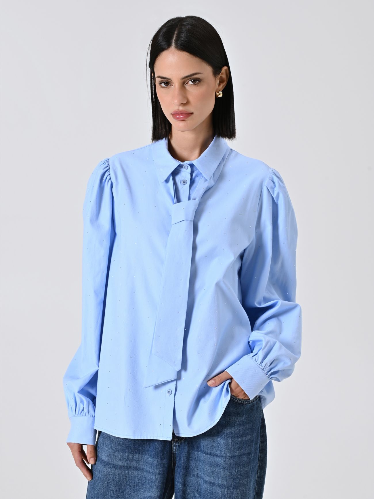 Bluse mit Mikro-Strasssteinen und Schleife in_i7
