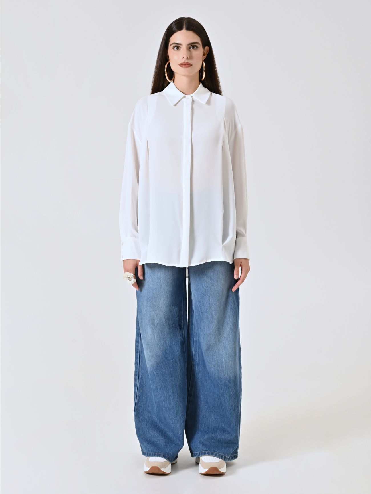Camisa blanca con botones revestidos det_1