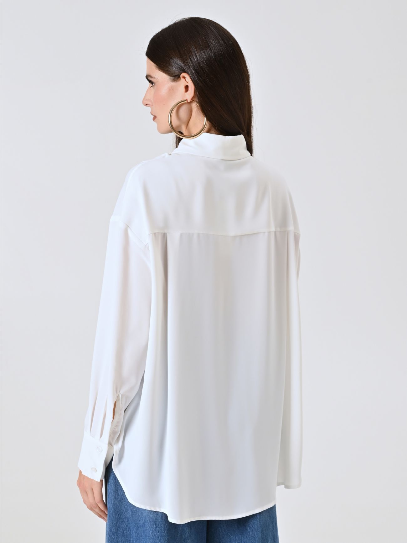 Camisa blanca con botones revestidos det_3
