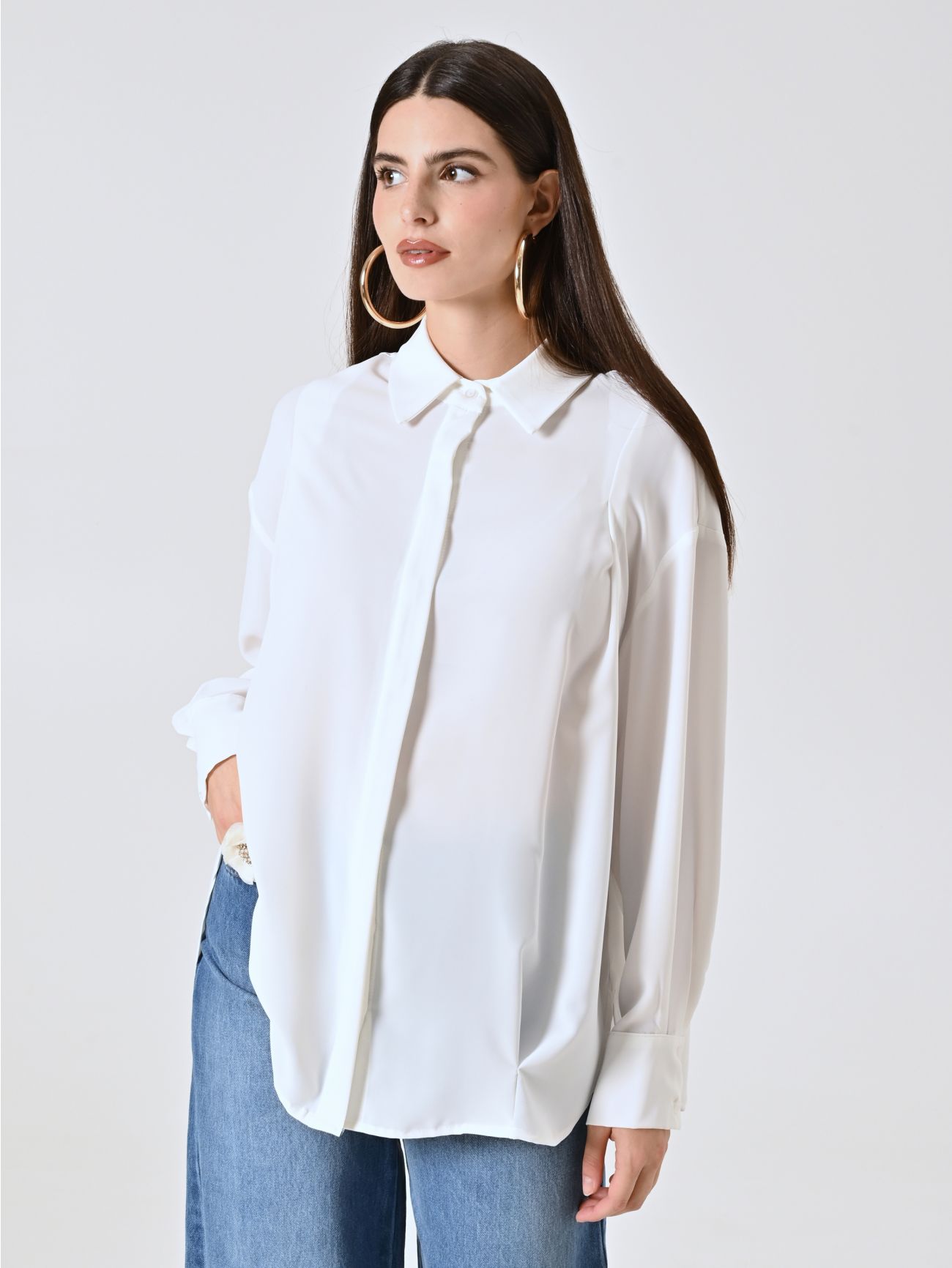 Camisa blanca con botones revestidos in_i7