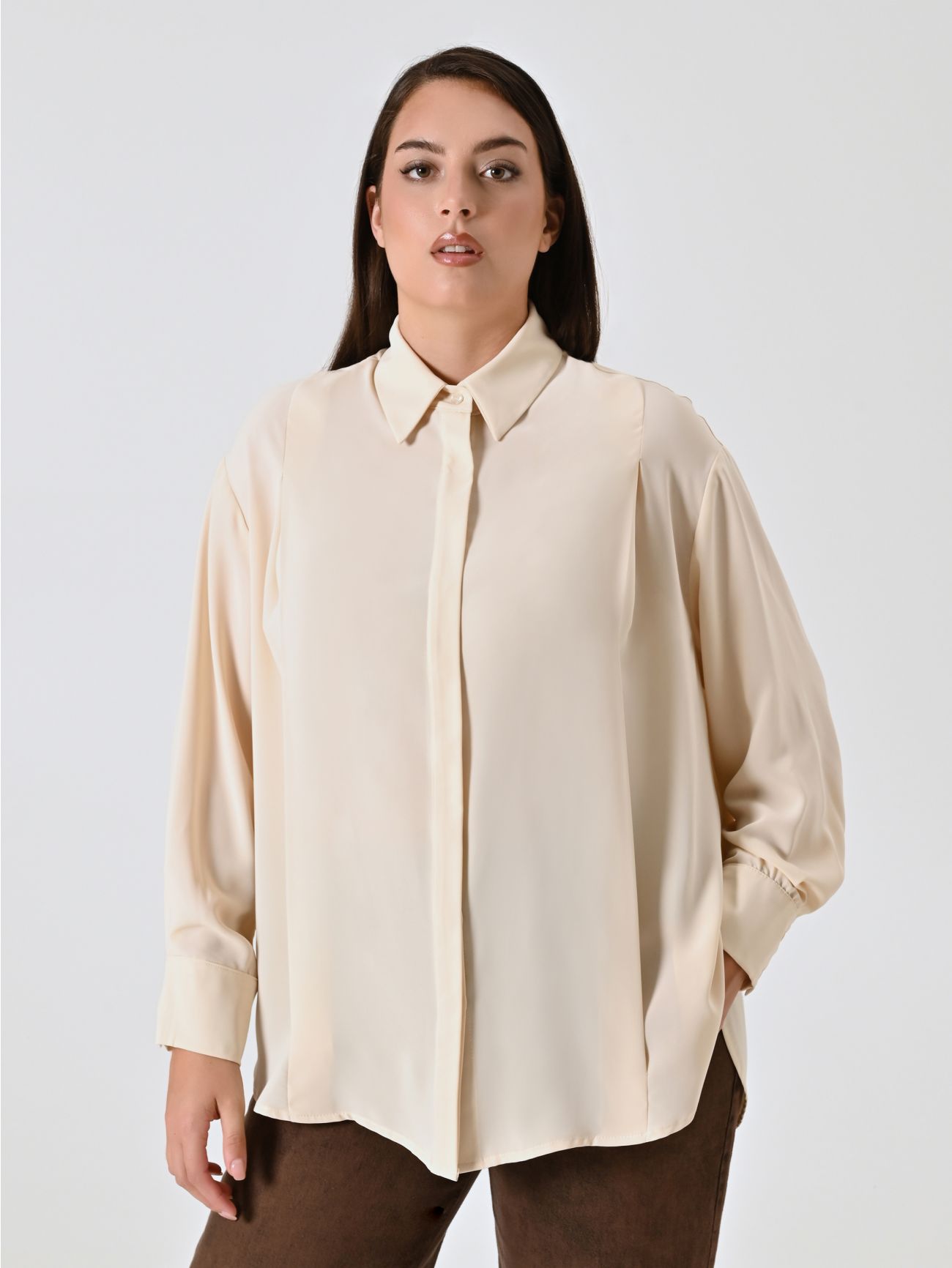 Curvy White Shirt in_i7