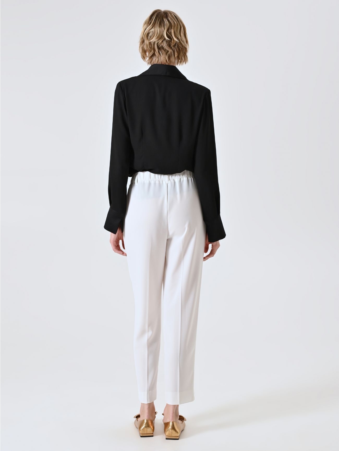 Pantaloni Bianchi con Bottone Ricoperto det_3
