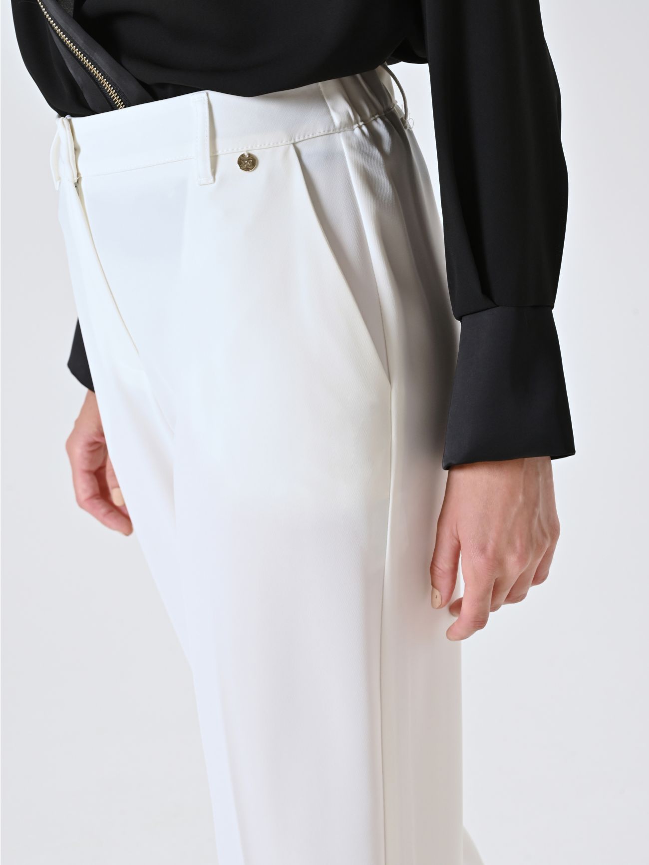 Pantaloni Bianchi con Bottone Ricoperto in_i5