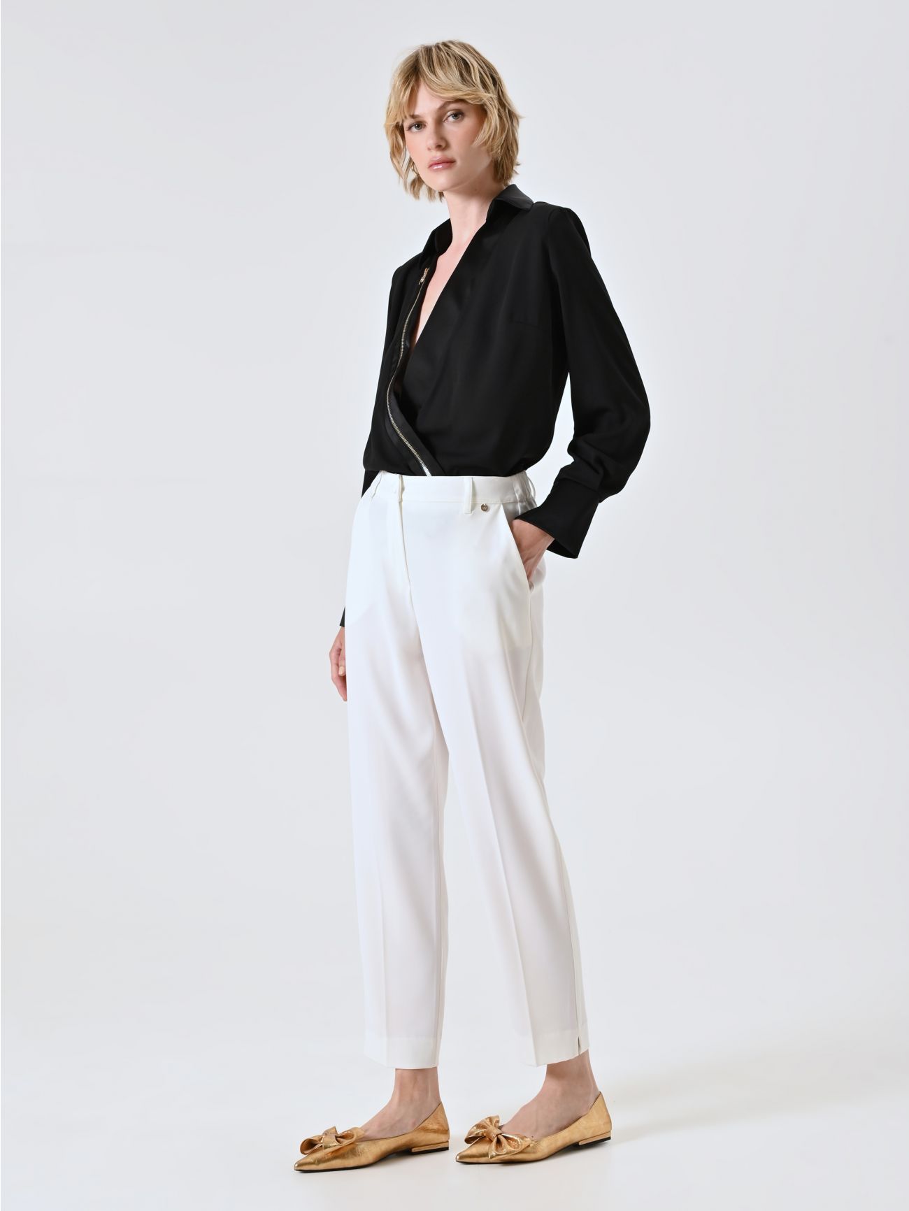 Pantaloni Bianchi con Bottone Ricoperto in_i7