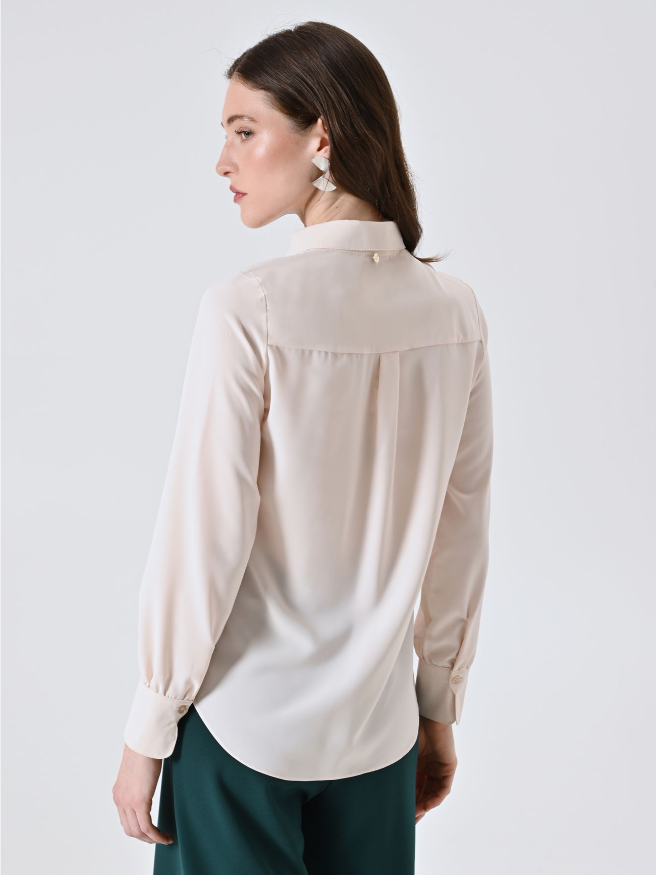 White Shirt with Utility Pockets det_3
