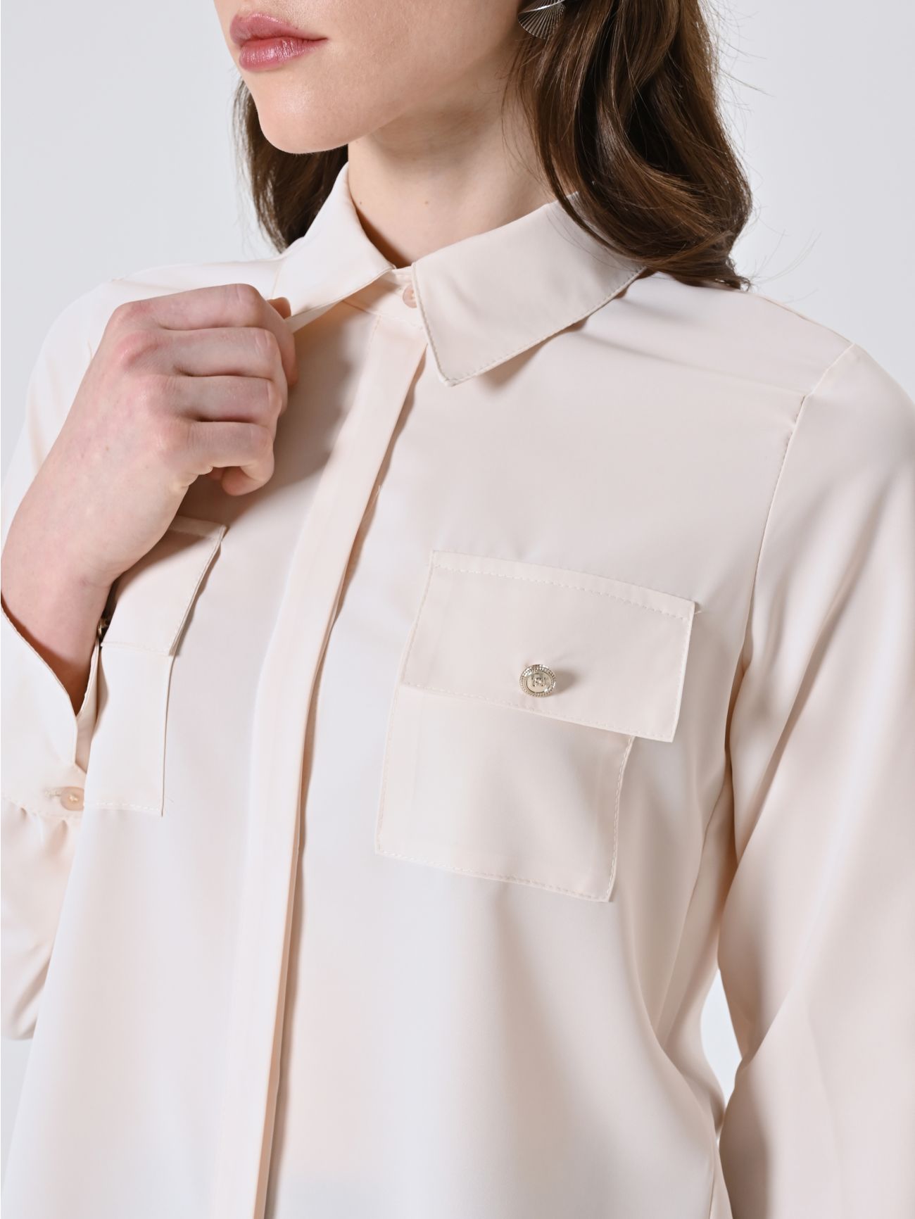 White Shirt with Utility Pockets in_i5
