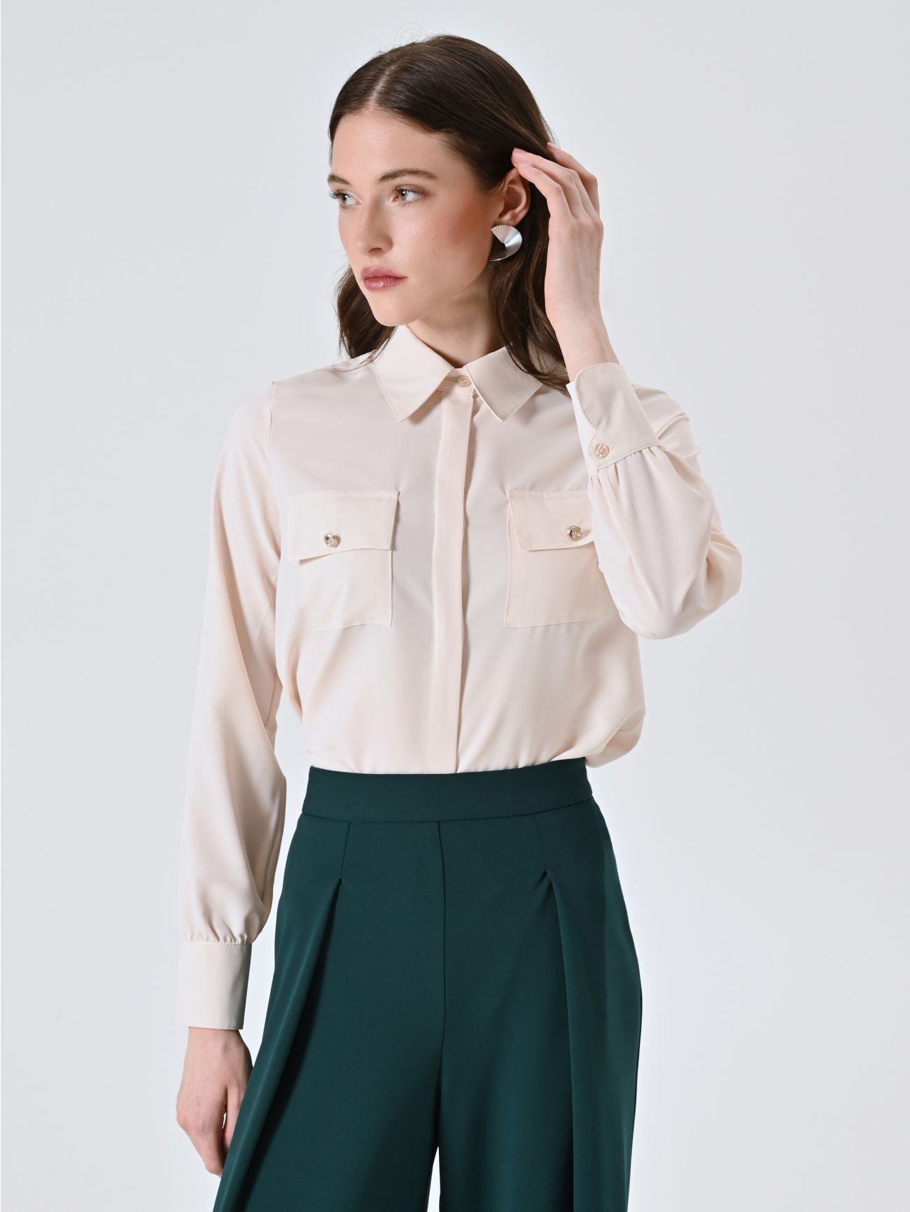White Shirt with Utility Pockets in_i7