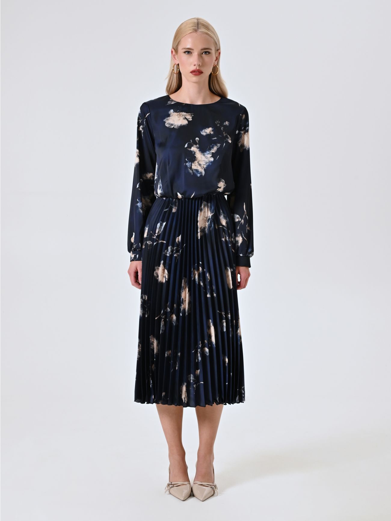 Kleid in Blau mit Blumenmuster und plissiertem Rock 1 Rinascimento Kleid in Blau mit Blumenmuster und plissiertem Rock det_1