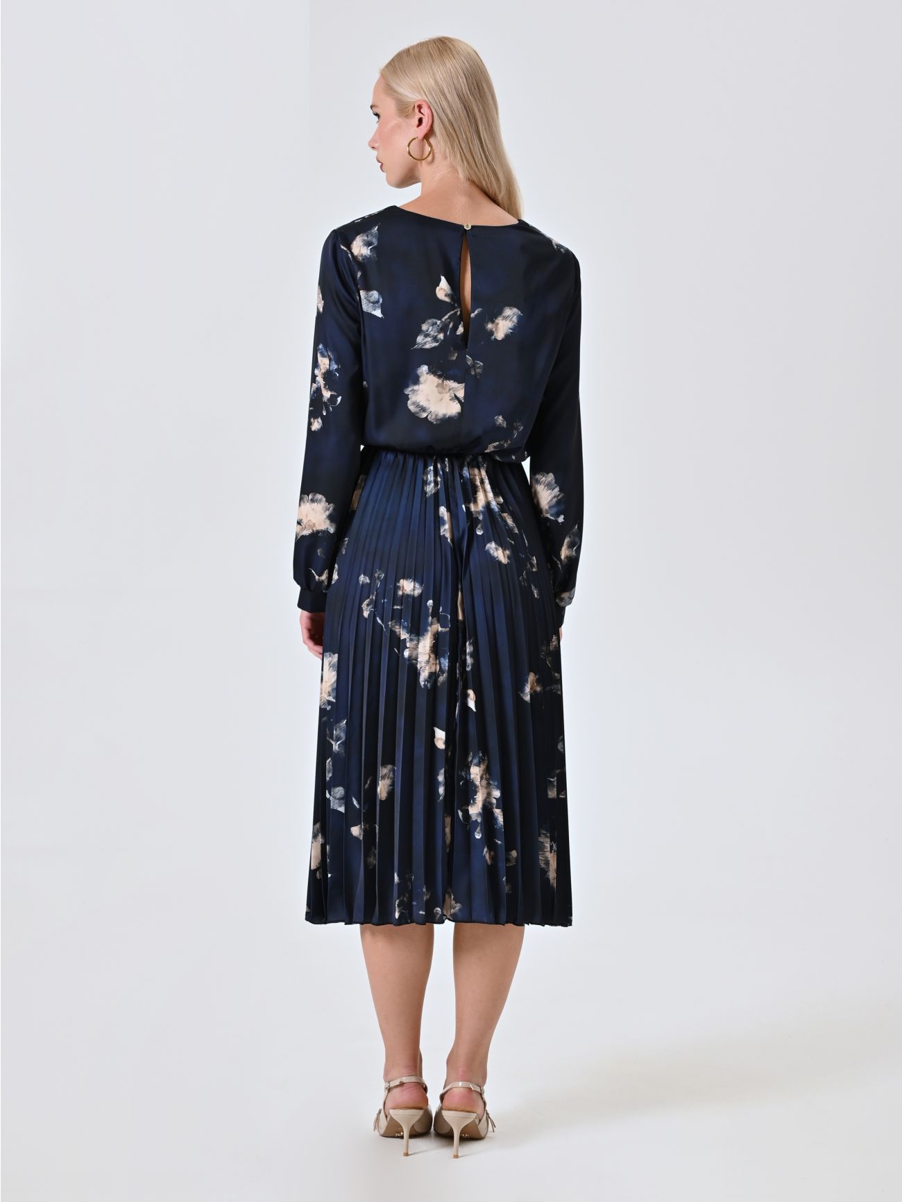 Kleid in Blau mit Blumenmuster und plissiertem Rock 2 Rinascimento Kleid in Blau mit Blumenmuster und plissiertem Rock det_3