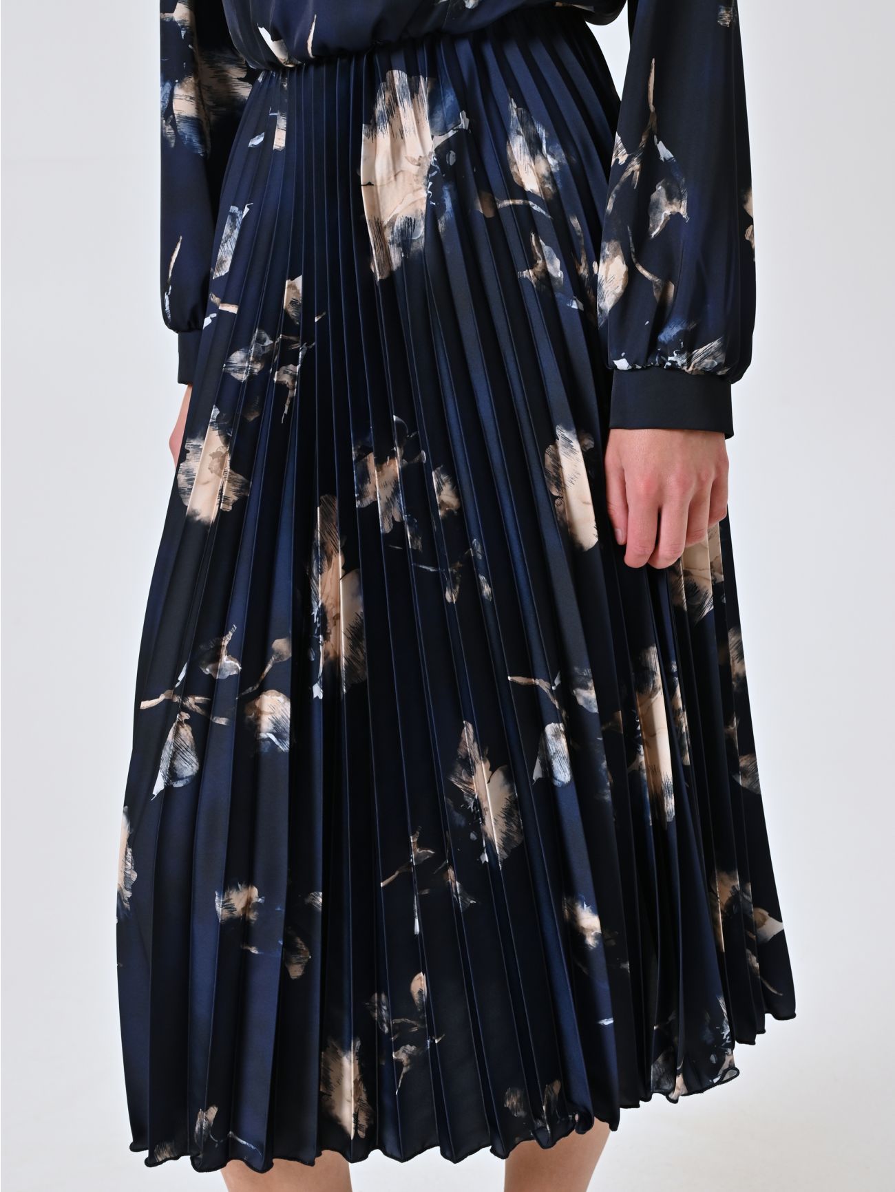 Kleid in Blau mit Blumenmuster und plissiertem Rock in_i5