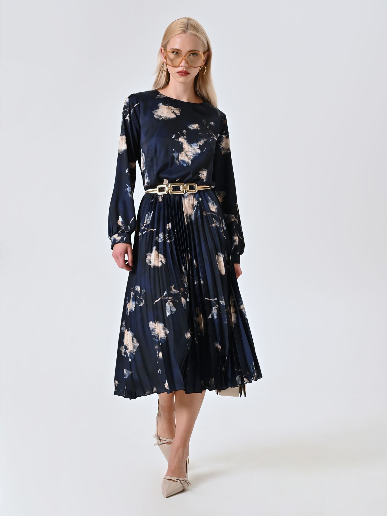 Kleid in Blau mit Blumenmuster und plissiertem Rock in_i7