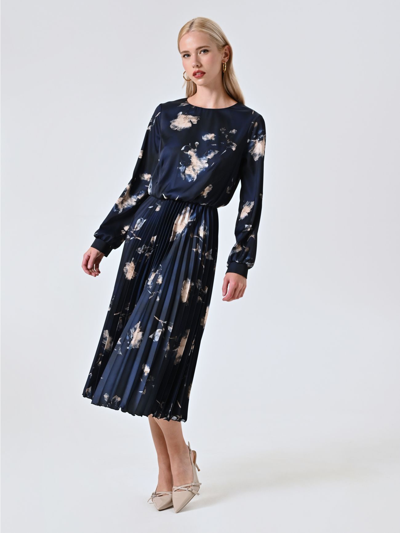Kleid in Blau mit Blumenmuster und plissiertem Rock sp_e1