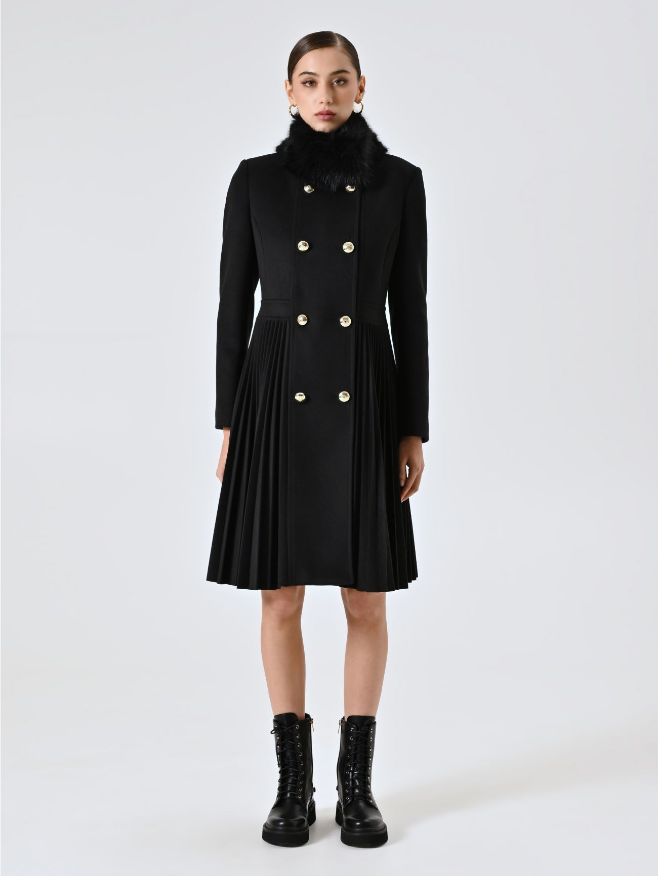 Black Pleated Coat with Fur Collar det_1