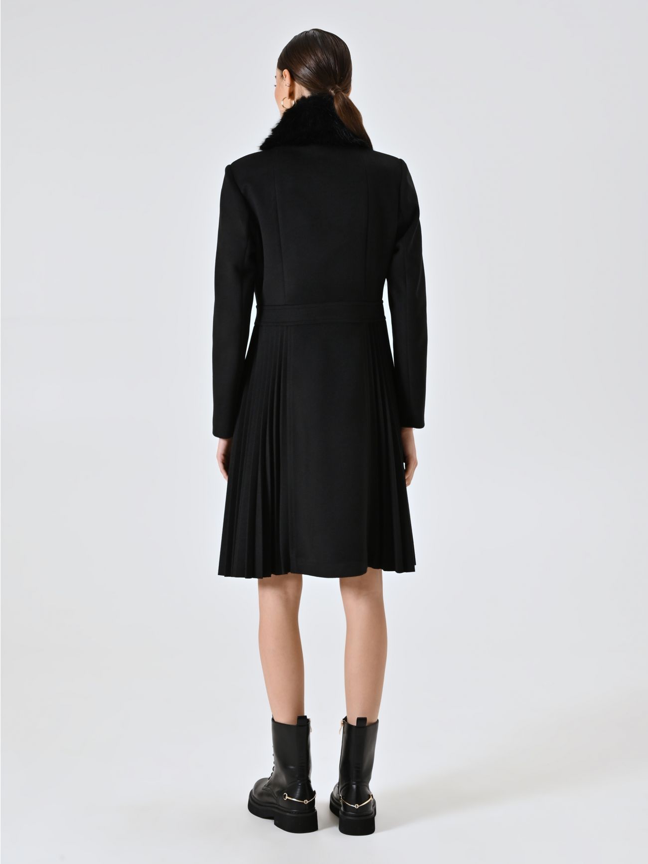 Black Pleated Coat with Fur Collar det_3